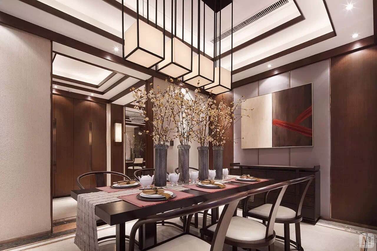 餐厅虽然没有选用传统中式里常见的大圆桌，但圈椅、吊灯都能体现出中式风韵。