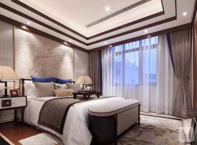 卧室配色极为素雅，床头的花鸟图体现出中式韵味。