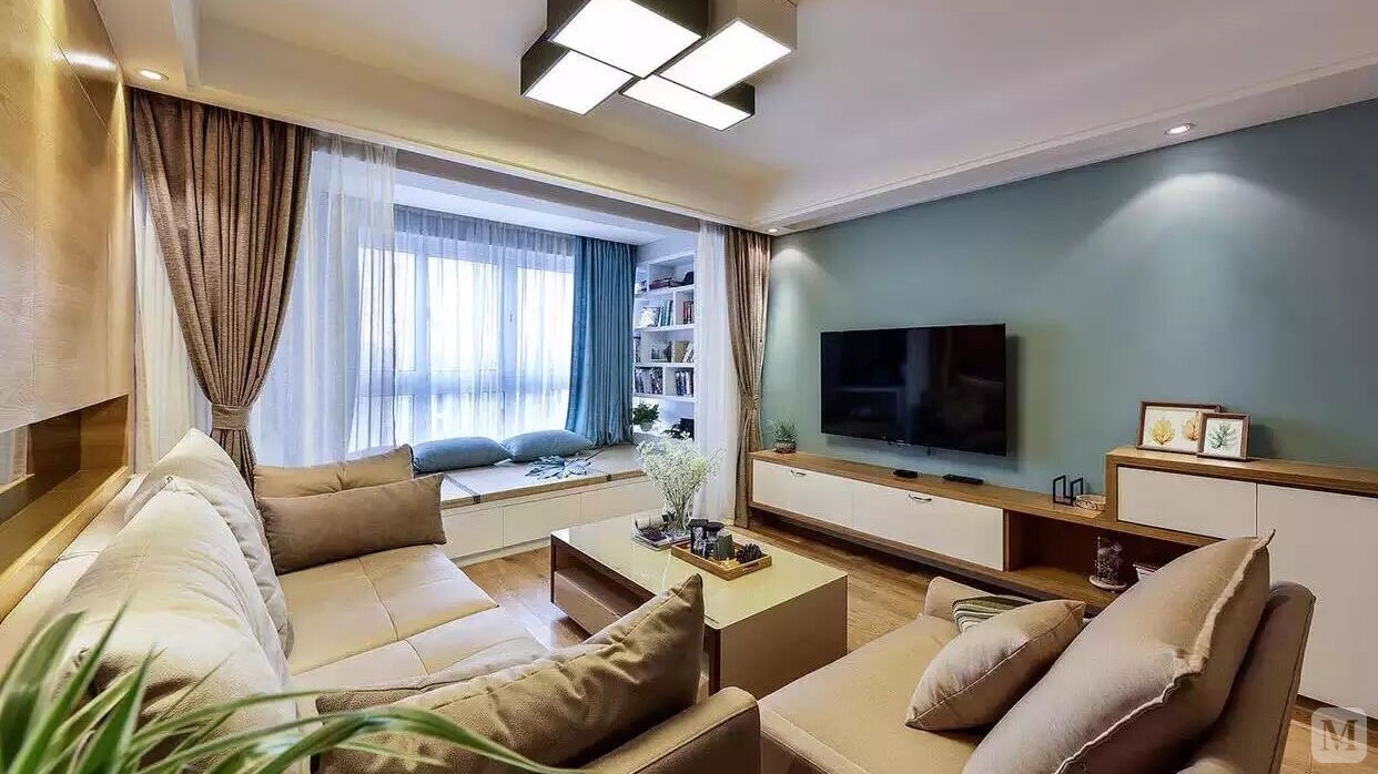 简约风格带着点淡淡的小清新，其中有夹杂着MUJI风格，自然舒适，清新温暖。 客餐厅联通在一起，扩大了活动区间，也为房间拉大了视觉效果。电视背景墙采用草青蓝色，和白色与木质家具搭配，给人温馨舒适之感。 为了增加房间的收纳功能。在背景墙旁边与电视柜连接做了一面储物柜。