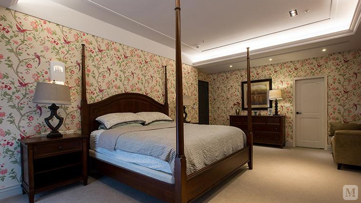 美式传统的四柱床搭配花纹壁纸，端庄不失韵味。