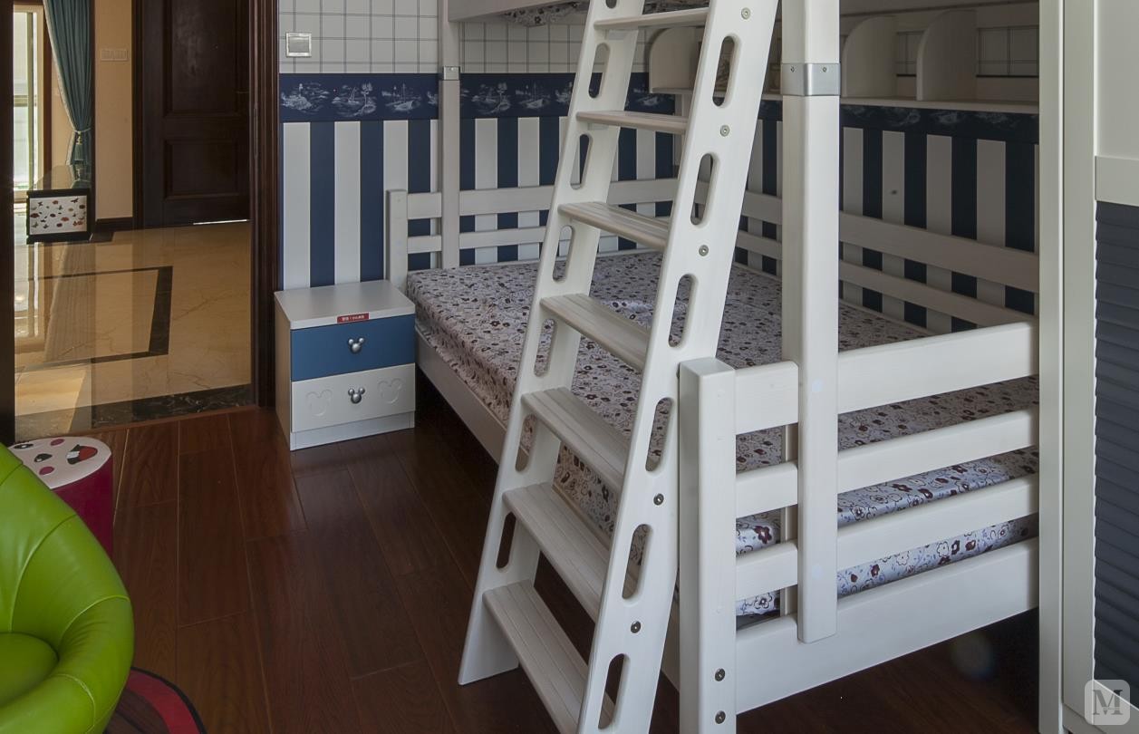 儿童房采用上下铺，充分利用空间，整体的风格让卧室整洁又实用。