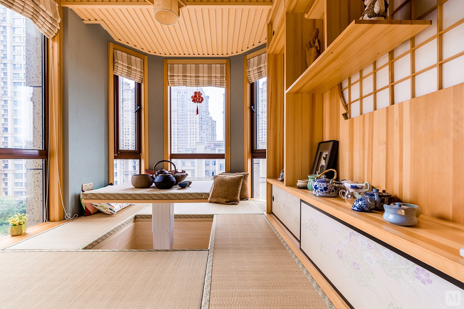 以美式复古风为主，特别之处在于阳台的左侧一间不规则的房间被打造成为一个日式风的榻榻米屋，与美式风格完美结合。