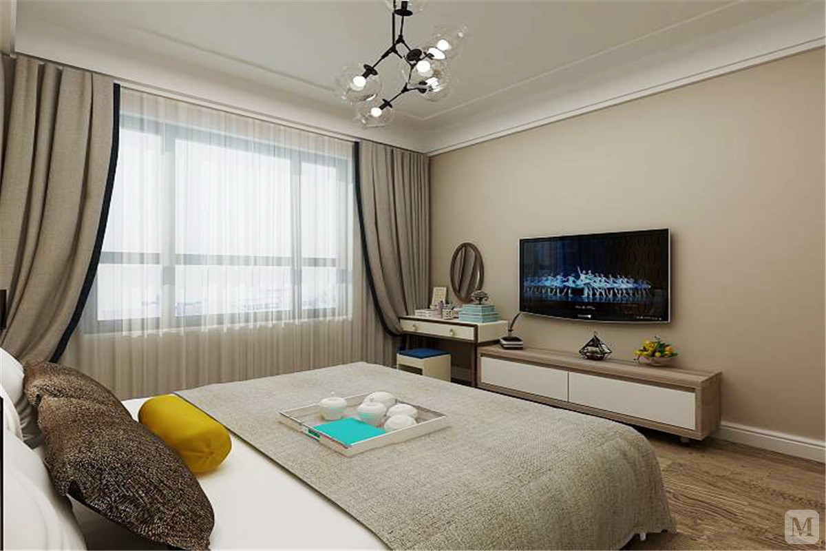 卧室床品、窗帘与墙面都选用了浅灰色，同一色系的整体软装搭配在视觉上更和谐。