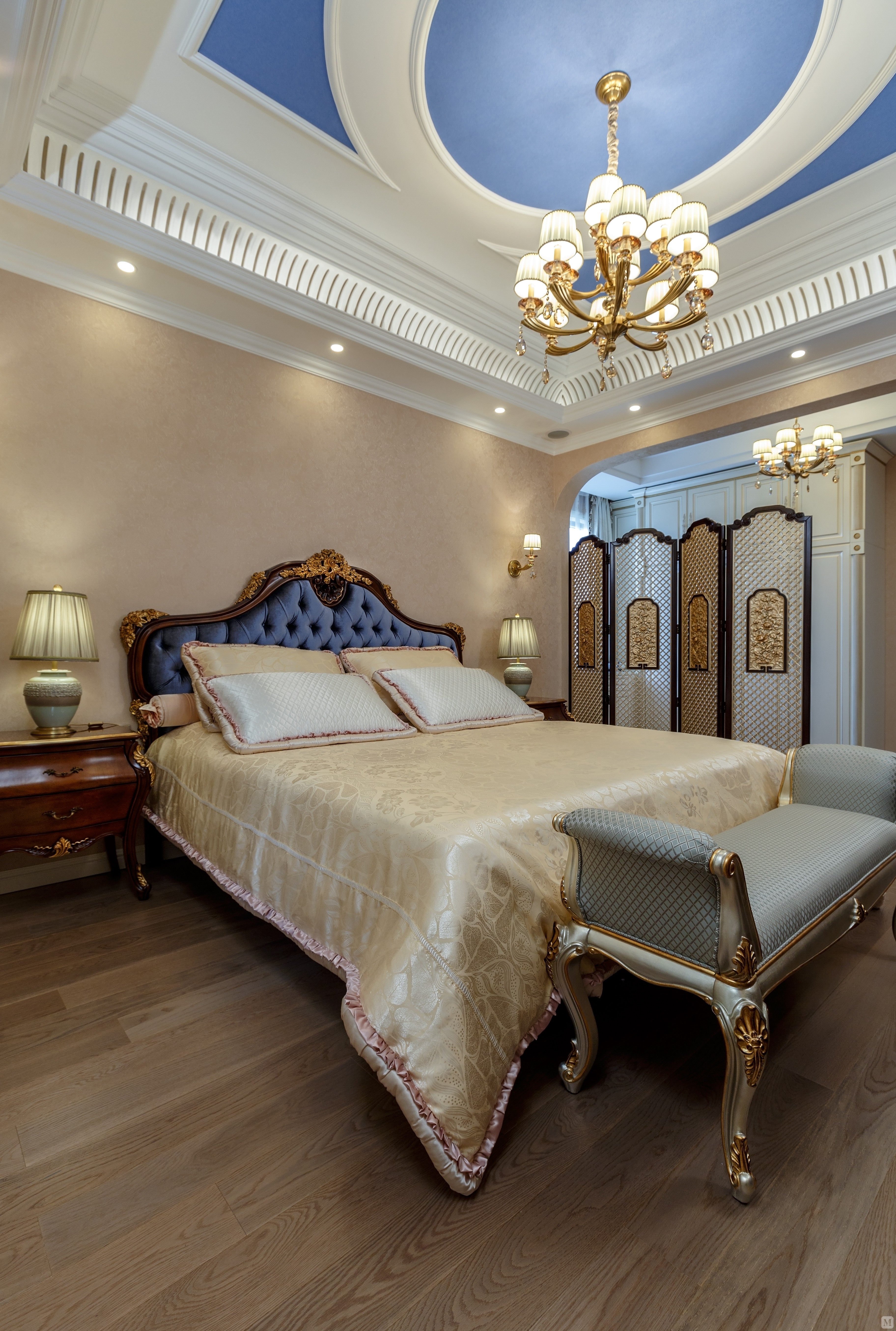 卧室天花的设计色彩与床品色彩相呼应带来更美视觉,壁纸和丝绒布艺