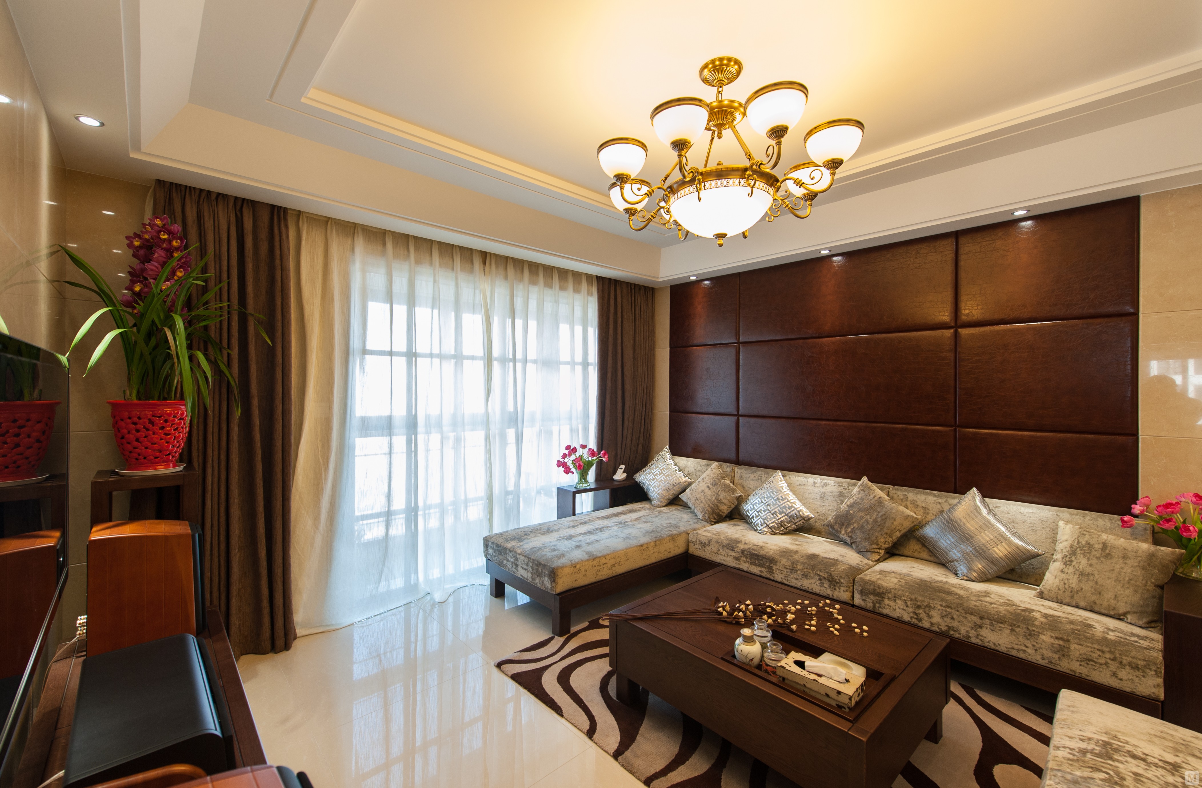 业主是中年人,喜欢简约稳重的风格,此案例设计便以将现代元素和传统