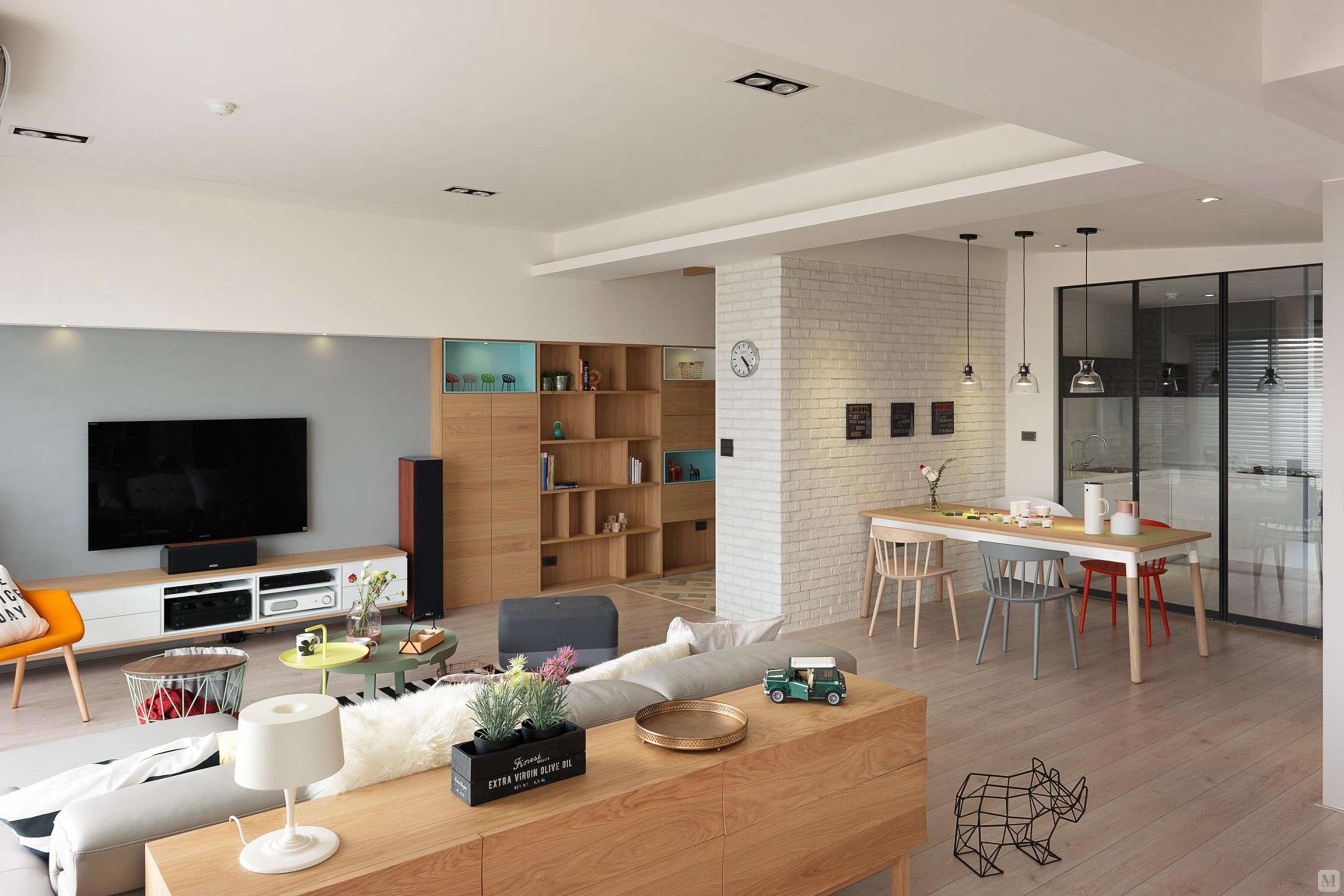 一个空间里面的家具可以搭配不同的材质,比如松木家具,黑色和白色的