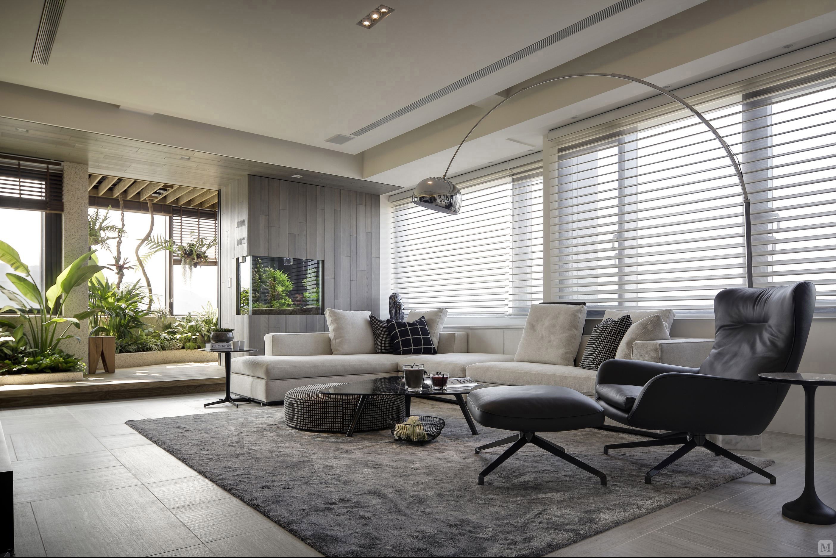 开放式的设计加上玻璃墙,整个室内空间的情况可以一目了然.