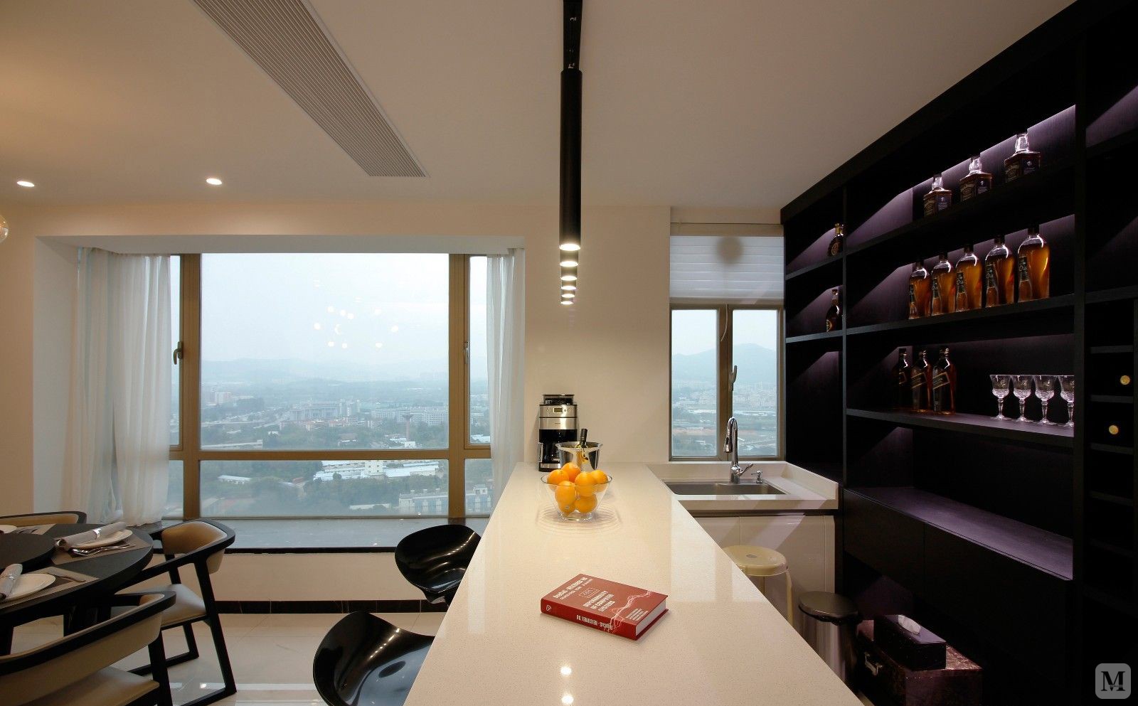 室内空间开敞,内外通透,在空间平面设计中追求不受承重墙限制的自由.