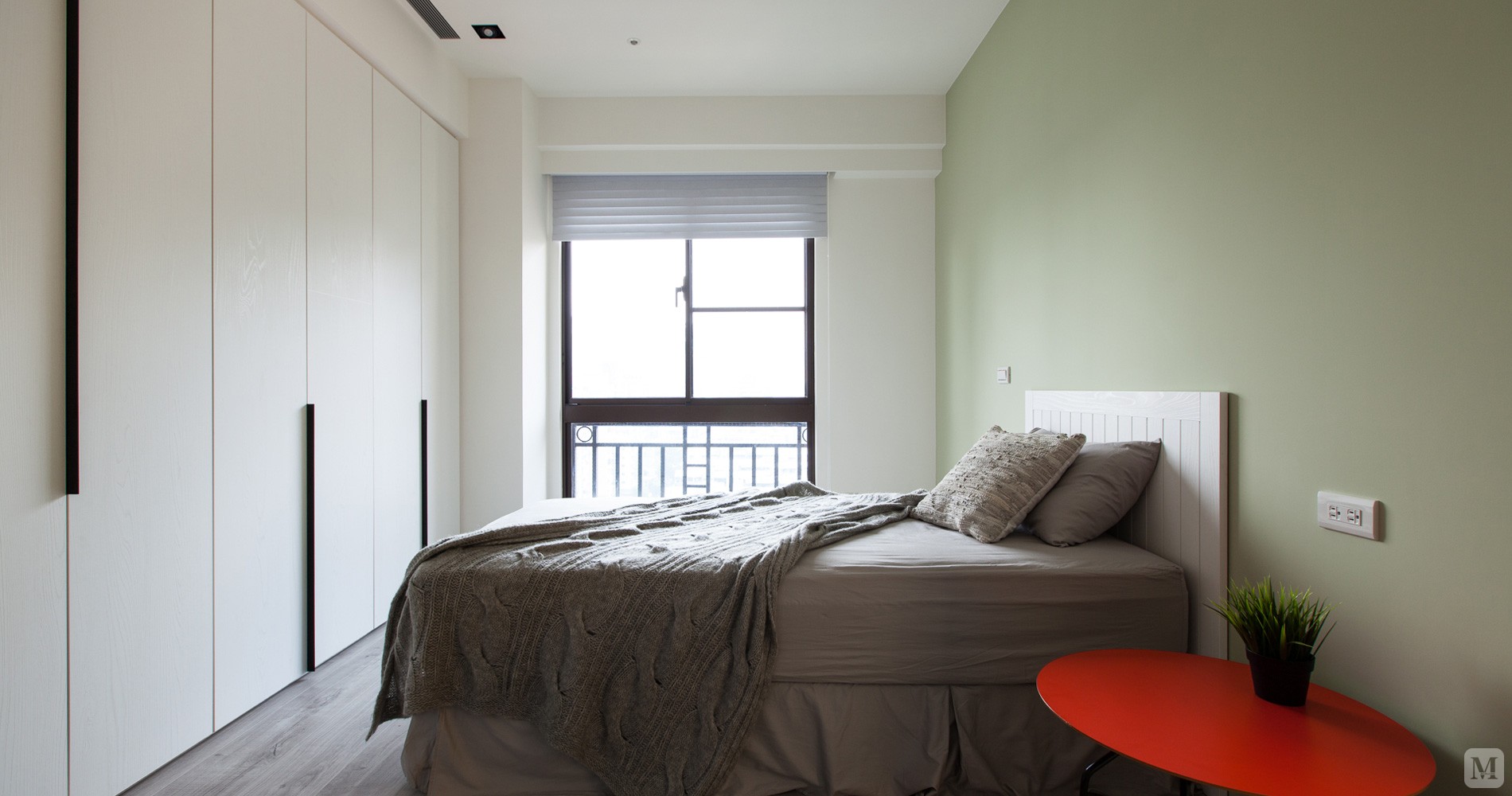 装修风格上保留了原有的落地窗,从而更加的拉开房主的视野,拓宽房间的