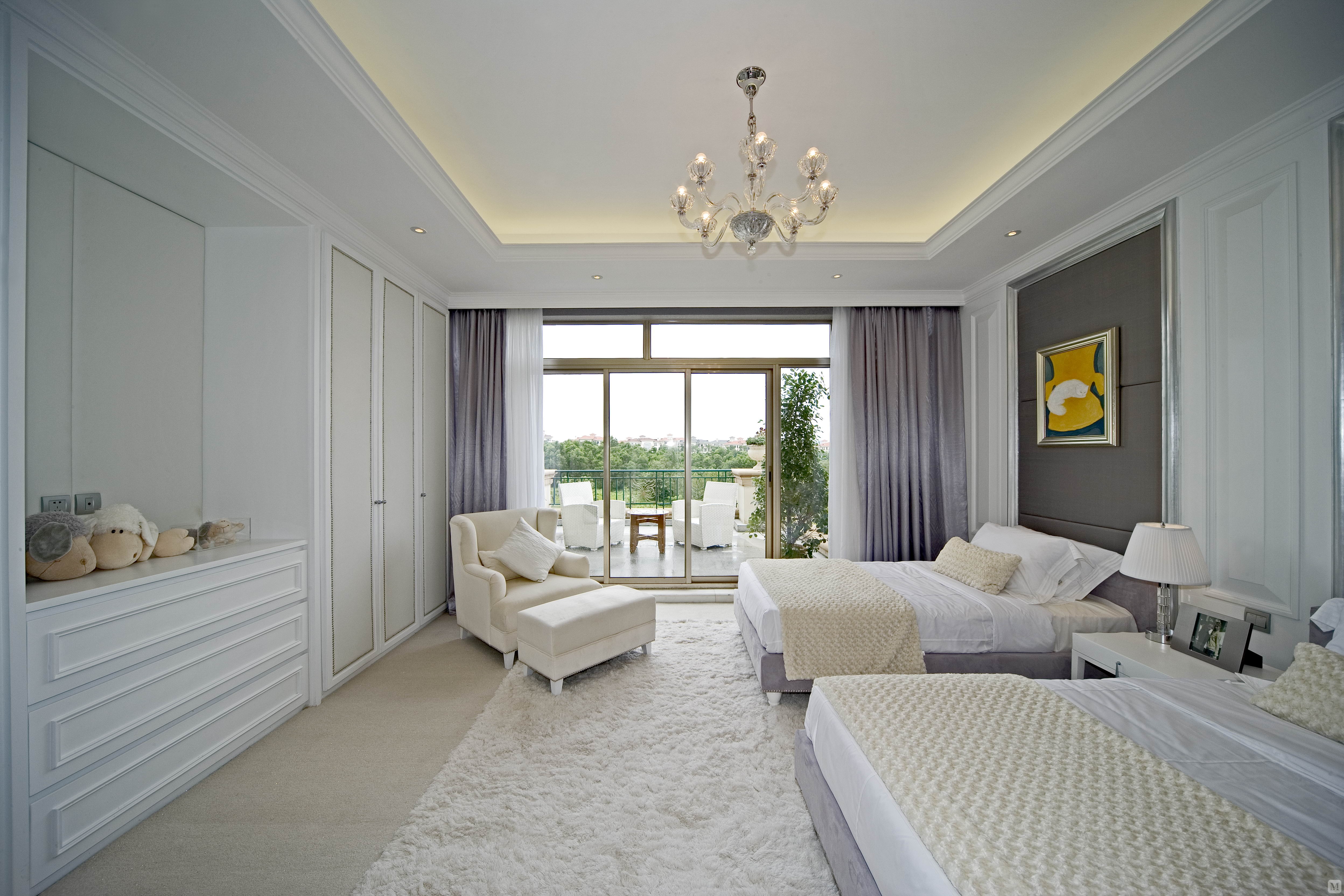 本案设计中,采用了象牙白作为空间的主色调,整个空间显得清新而时尚.