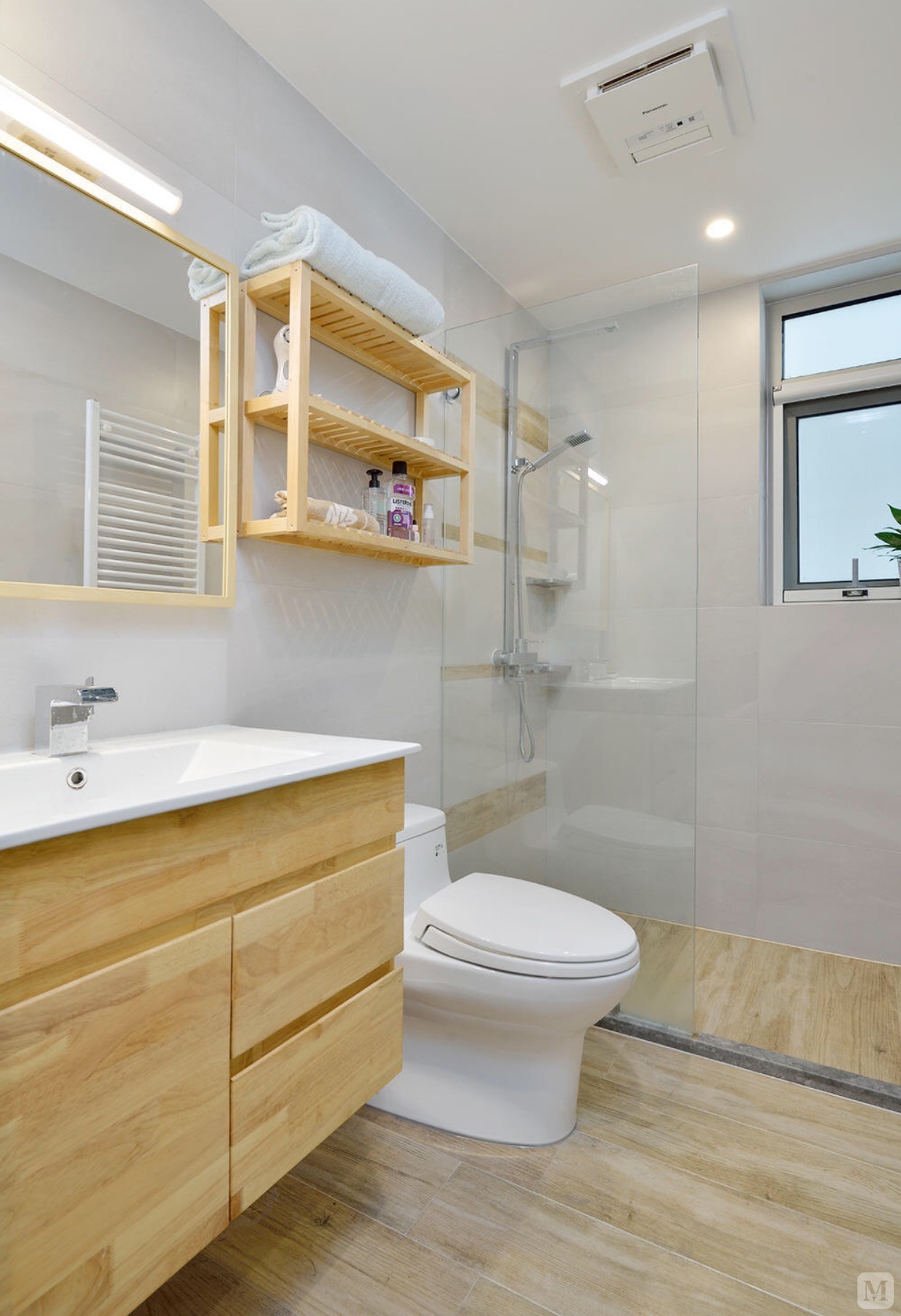 干净却合理的利用了空间,马桶上方简单的置物架,便能让空间即可整洁了