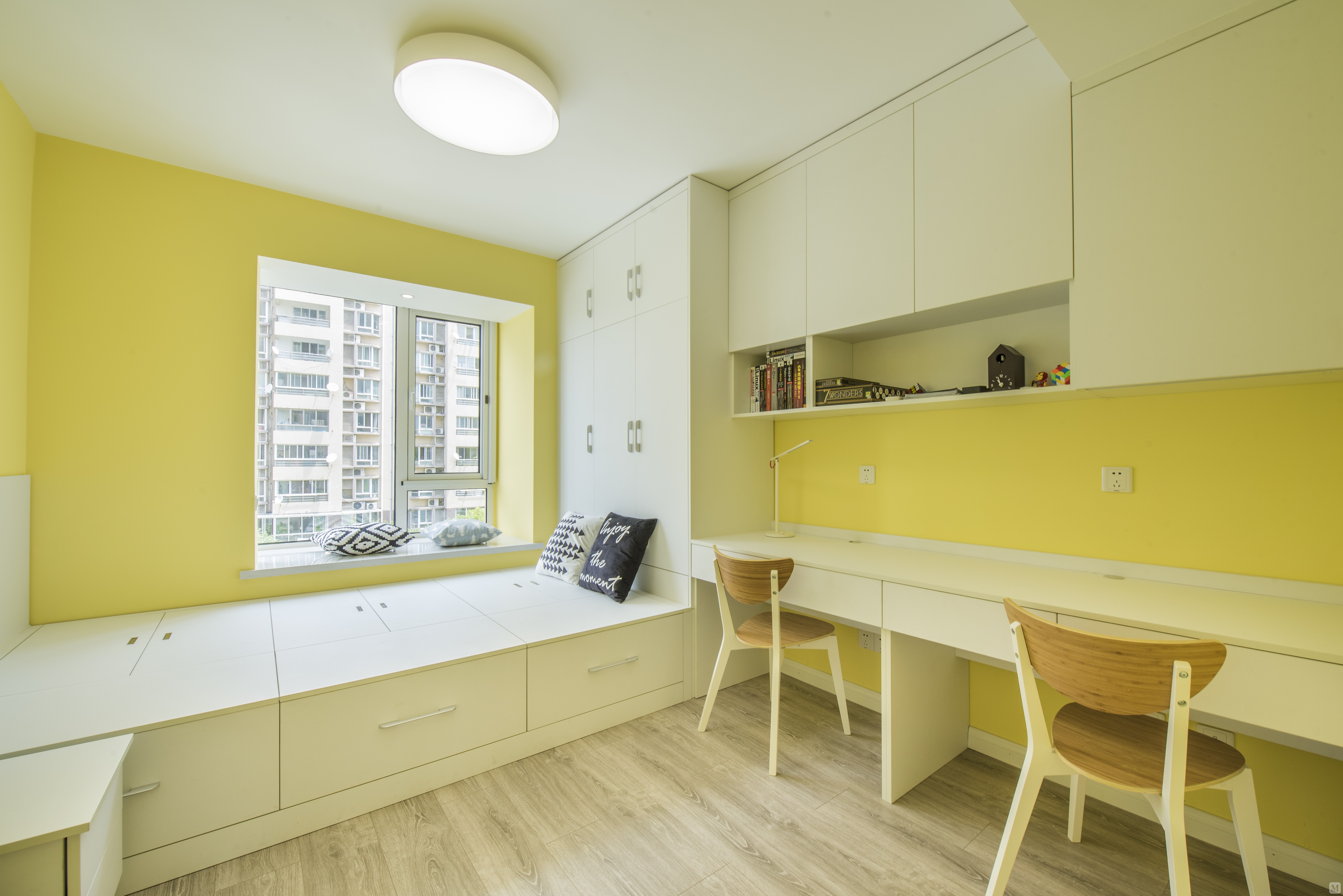 次卧考虑收纳功能,定制白色榻榻米,墙面选用姜黄色漆,使卧室呈现活泼