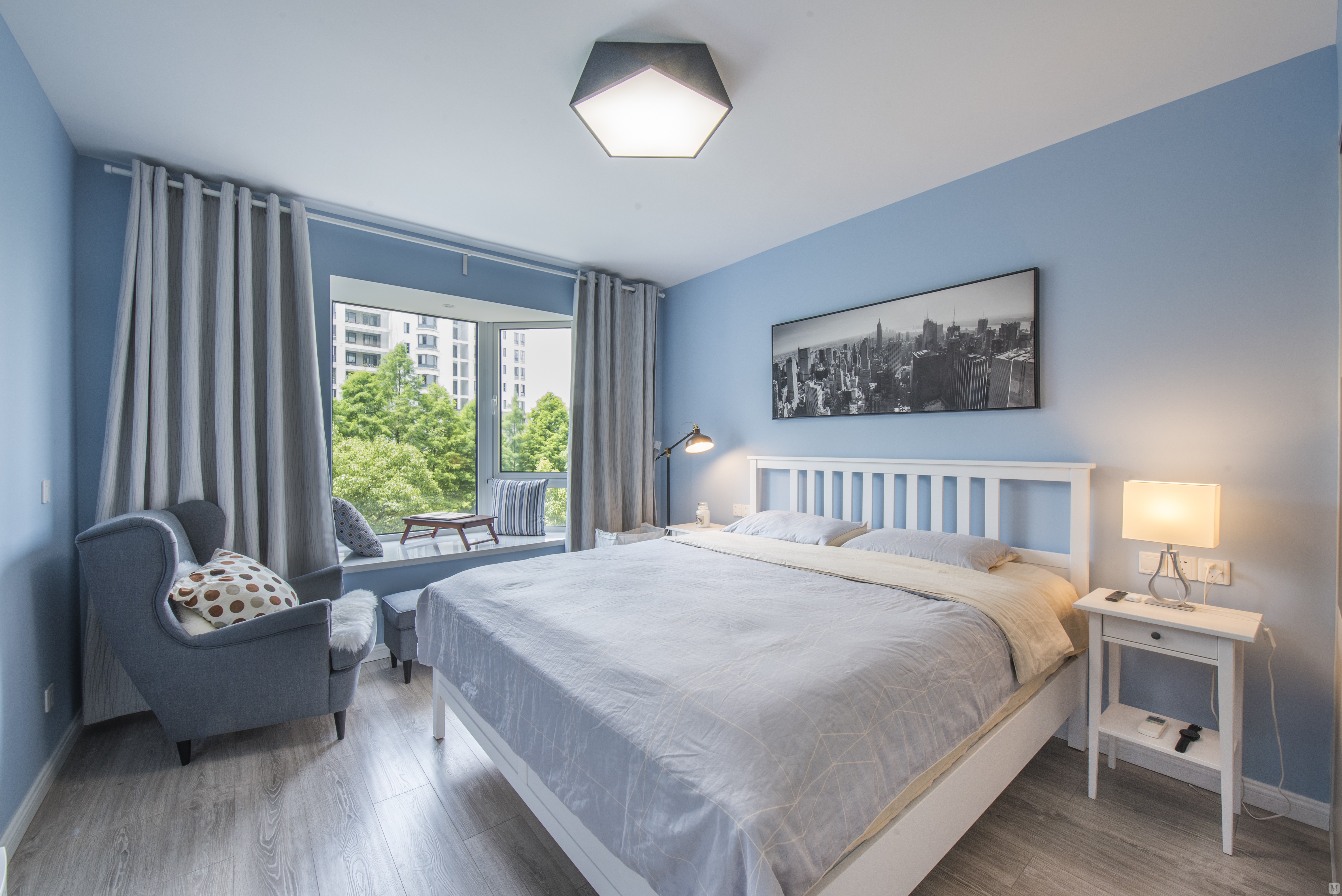 蓝色,一般都是静谧的代表,在整个卧室的设计中,我们的设计师就选择了