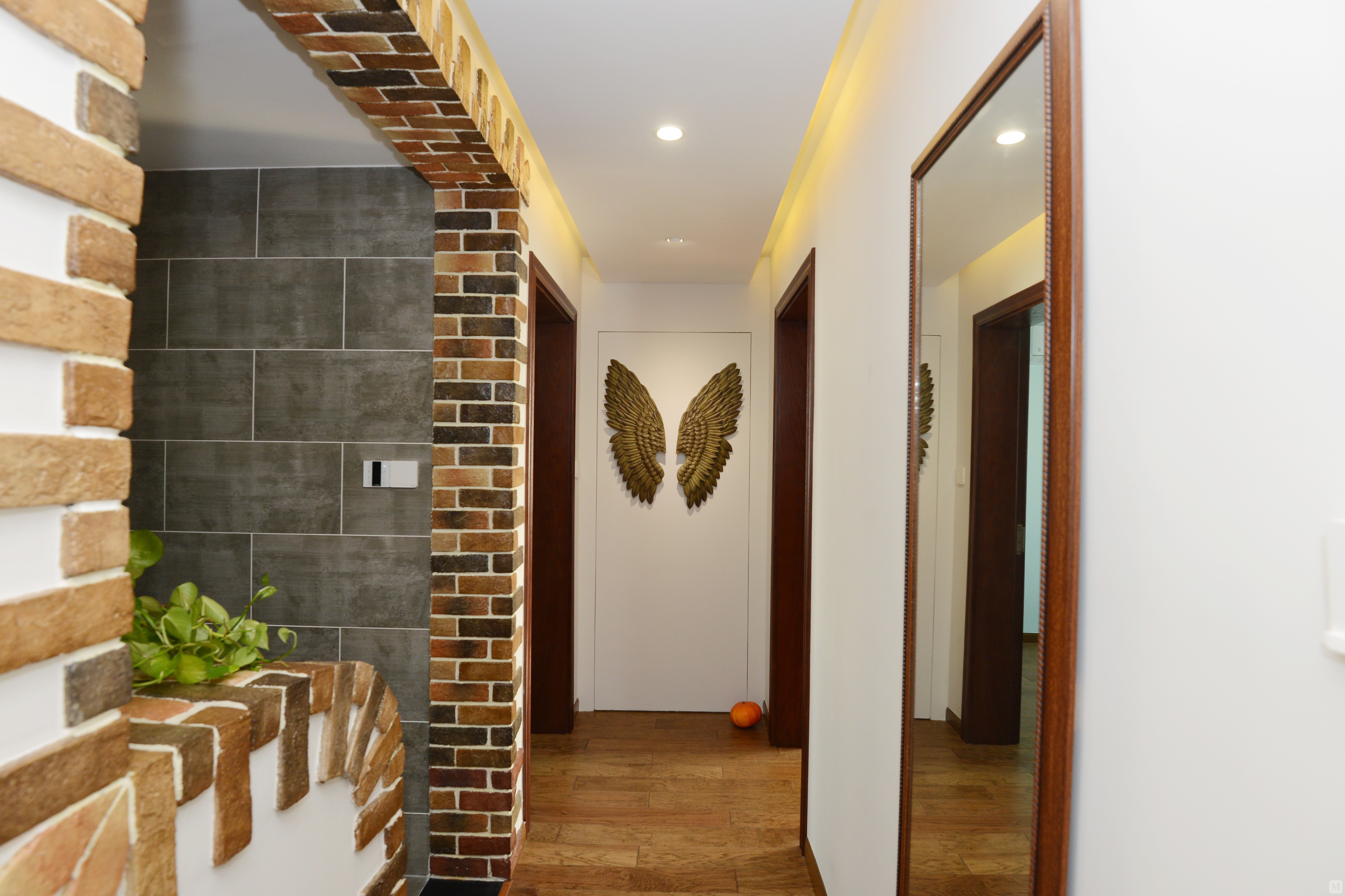 走廊的尽头是一对展翅的翅膀,很有艺术感,进门看到这样的设计,很难不