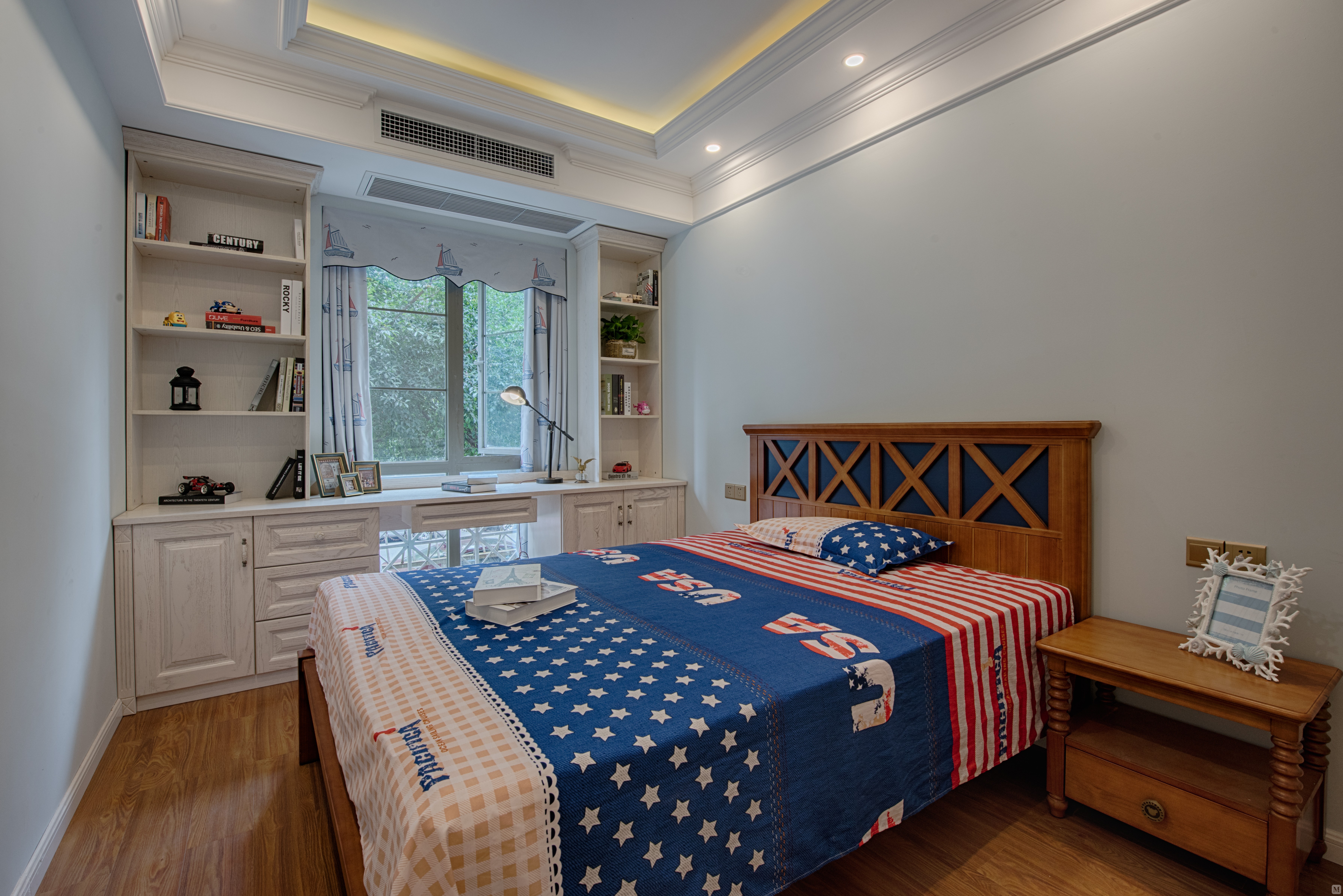 小孩现在小,现在跟屋主的父母住在一间房里.