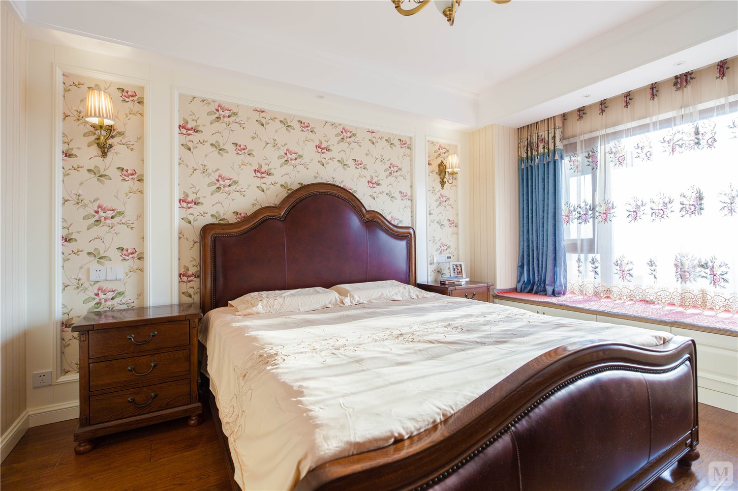 原木色的家具配以花枝连绵的壁纸与窗帘,在沉稳中融入温馨与浪漫