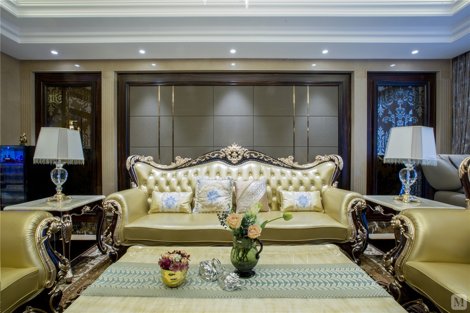 客厅是风格展示的前沿地,石材和镜面,结合壁纸软包,呈现质感