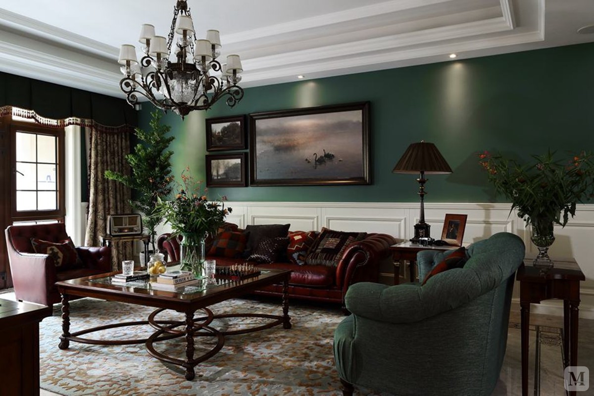 一层客厅用自然的原木、原石，与细腻的金属、透亮的玻璃，有质感的丝绸结合，创造了一个自然放松的居家氛围。