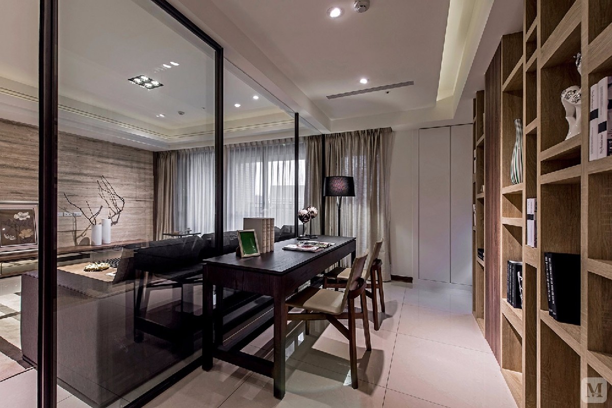 设计师根据业主的生活需求，将空间风格成两个卧室，在客厅分割出了一个半开放式的书房，满足男主人在家办公的需求。设计风格采用现代简约+现代中式家具的风格。
