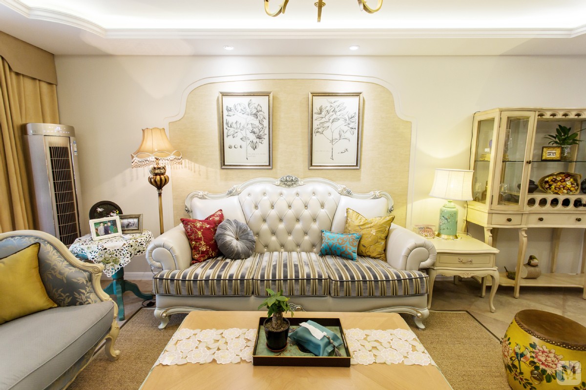 线条简洁的欧式沙发展现现代风格，高贵、典雅又不失浪漫气质，欧式沙发大多色彩典雅、线条简洁，适用于展现现代风格的居室。