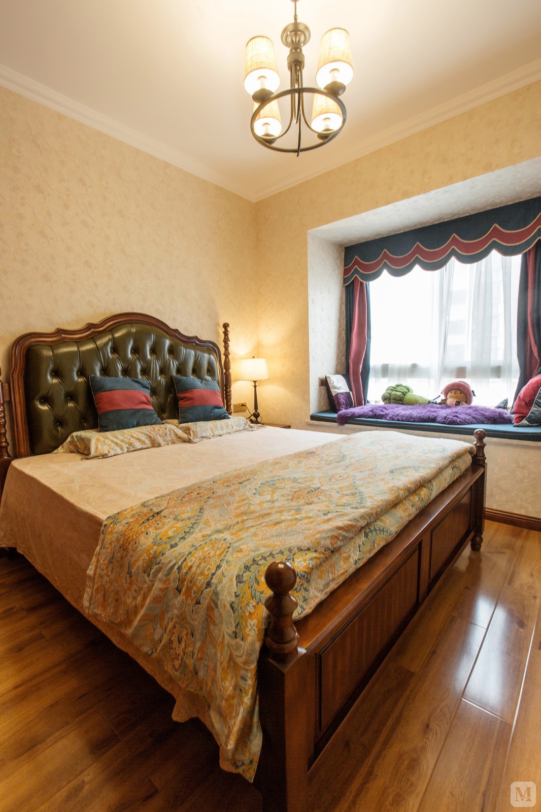 8米的床,加两个床头很适合.