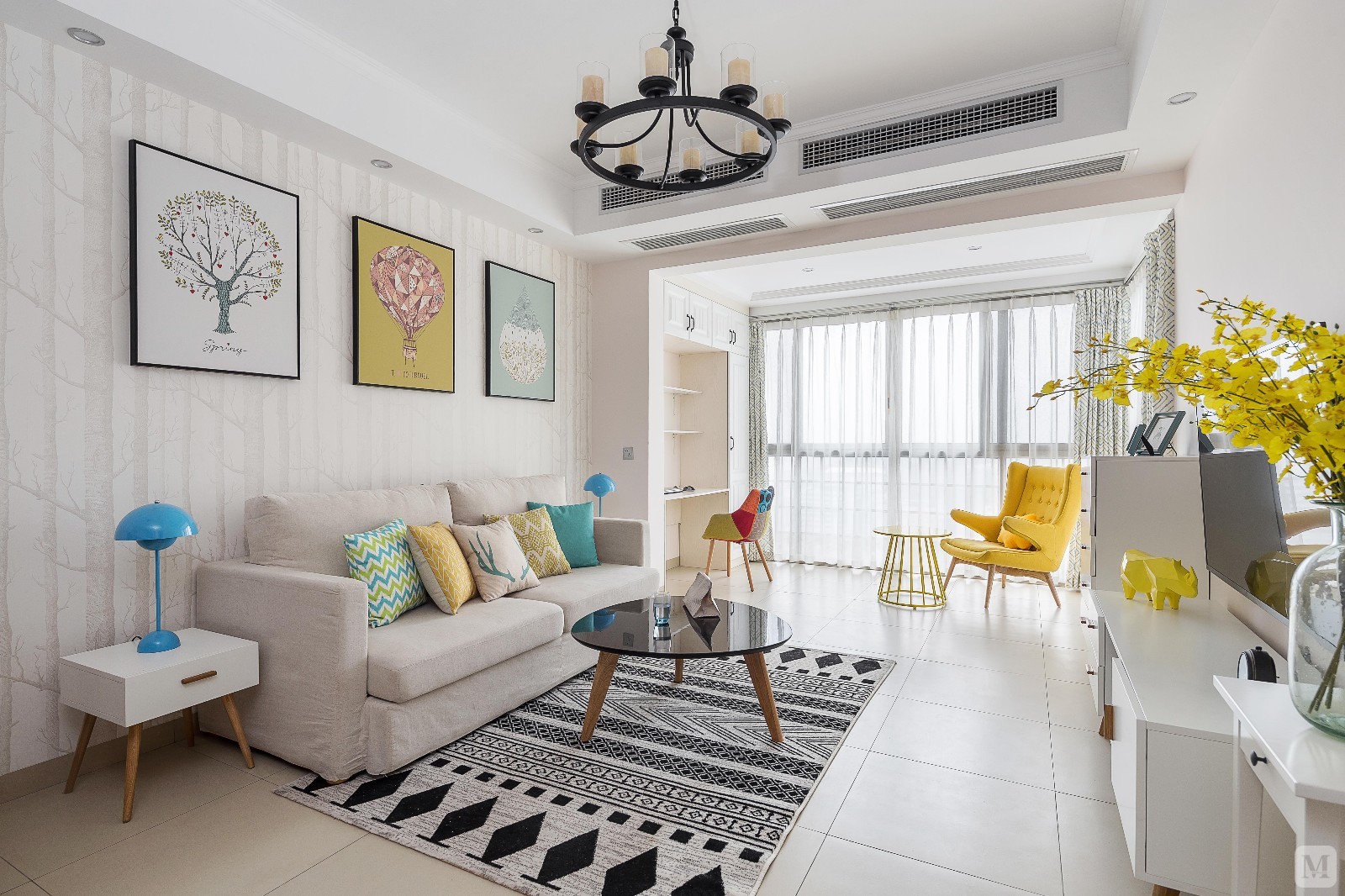 客厅地面延续暖色调,浅粉色墙面漆,树林意境壁纸铺贴出沙发背景,搭配