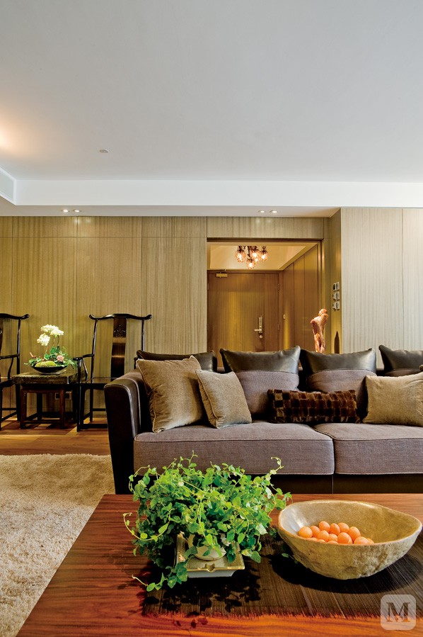 沙发软包与电视背景墙组成空间的主体色。