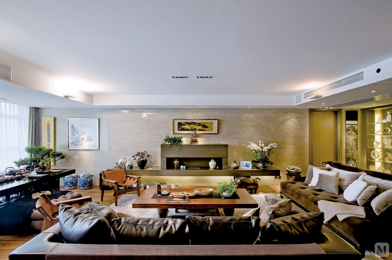 淡雅的紫罗兰色的电视背景墙，搭配简欧的沙发及中式的茶几和挂画，将中西风格用这体现怀旧和烂漫的紫罗兰色完美的过渡。