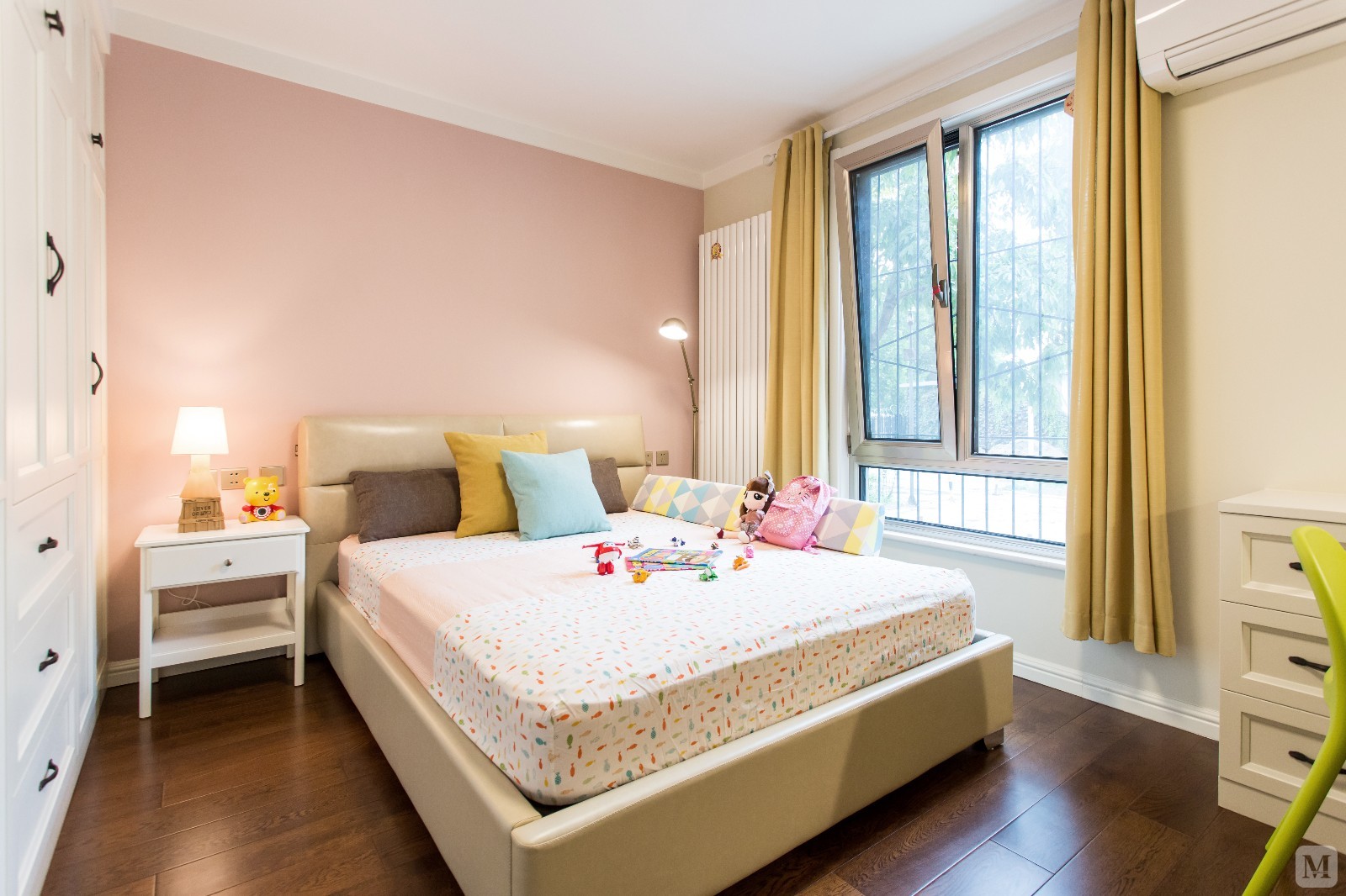 本案以自然简约为主题,再加上北欧风情元素,营造出清新,明朗而温馨相