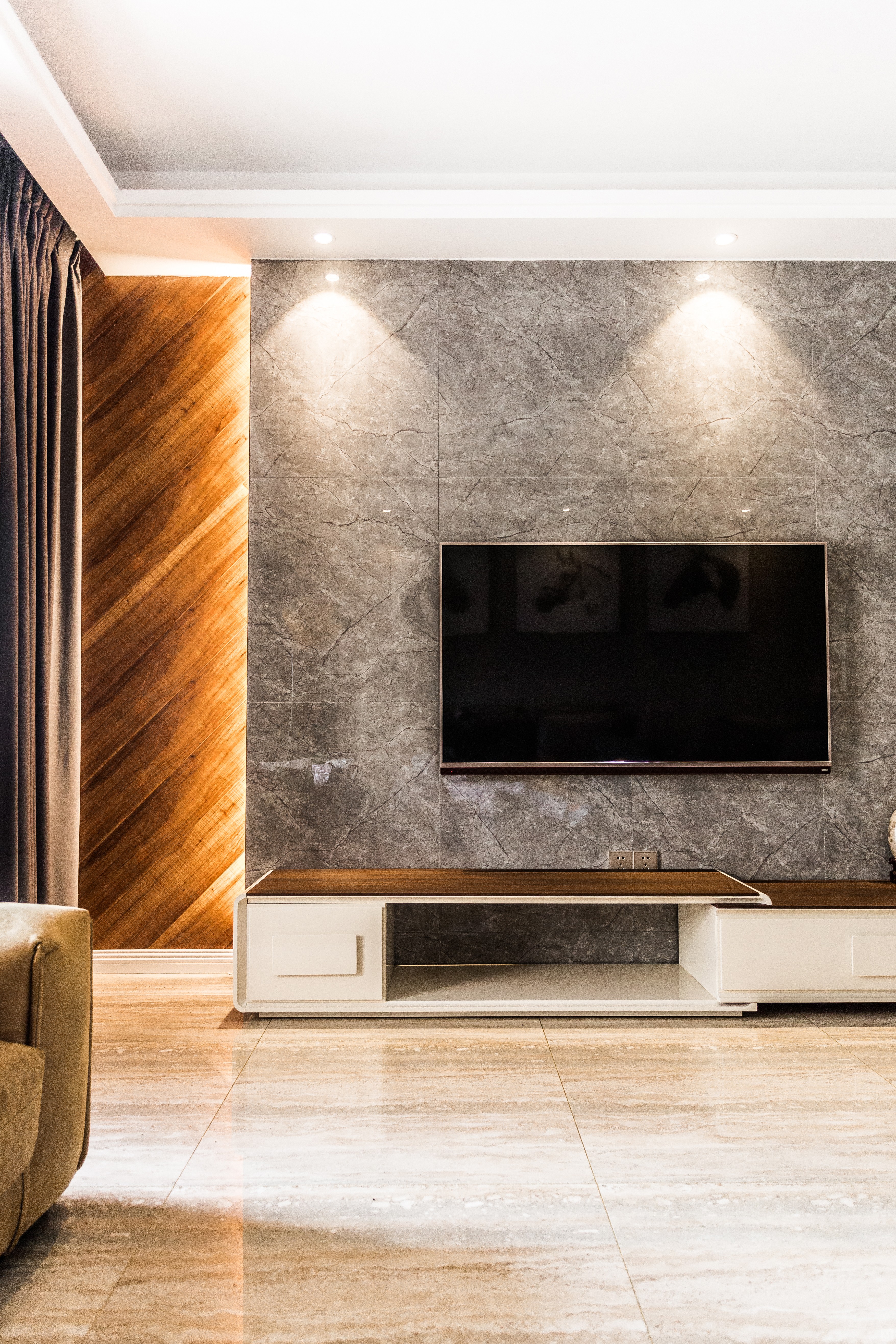 在设计上,我们去除繁琐的语言,以简洁利索的设计手法去呈现空间,同时