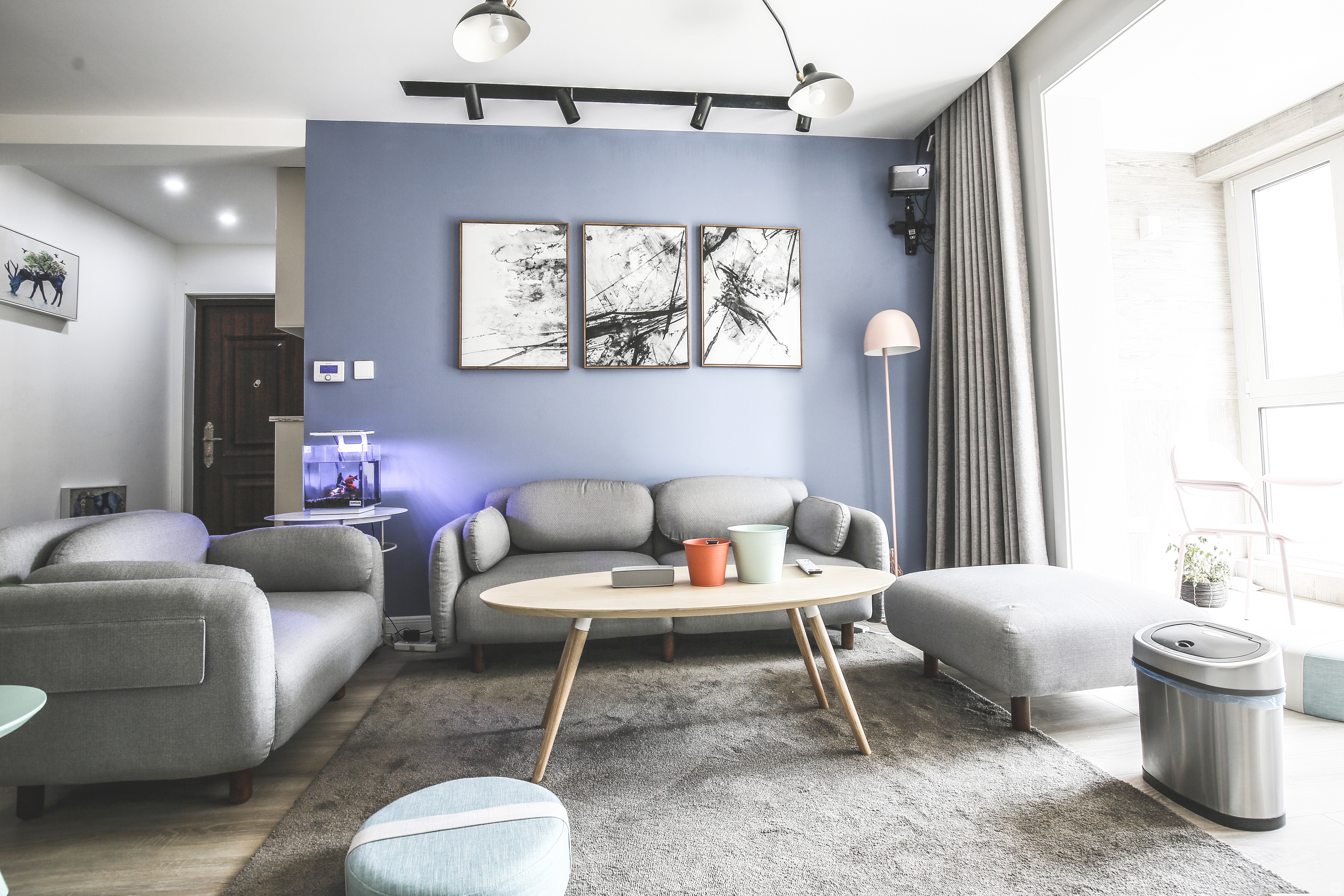 干净流畅的线条和精心的布置,拒绝空间杂乱,照明,地板,墙面,天花都与