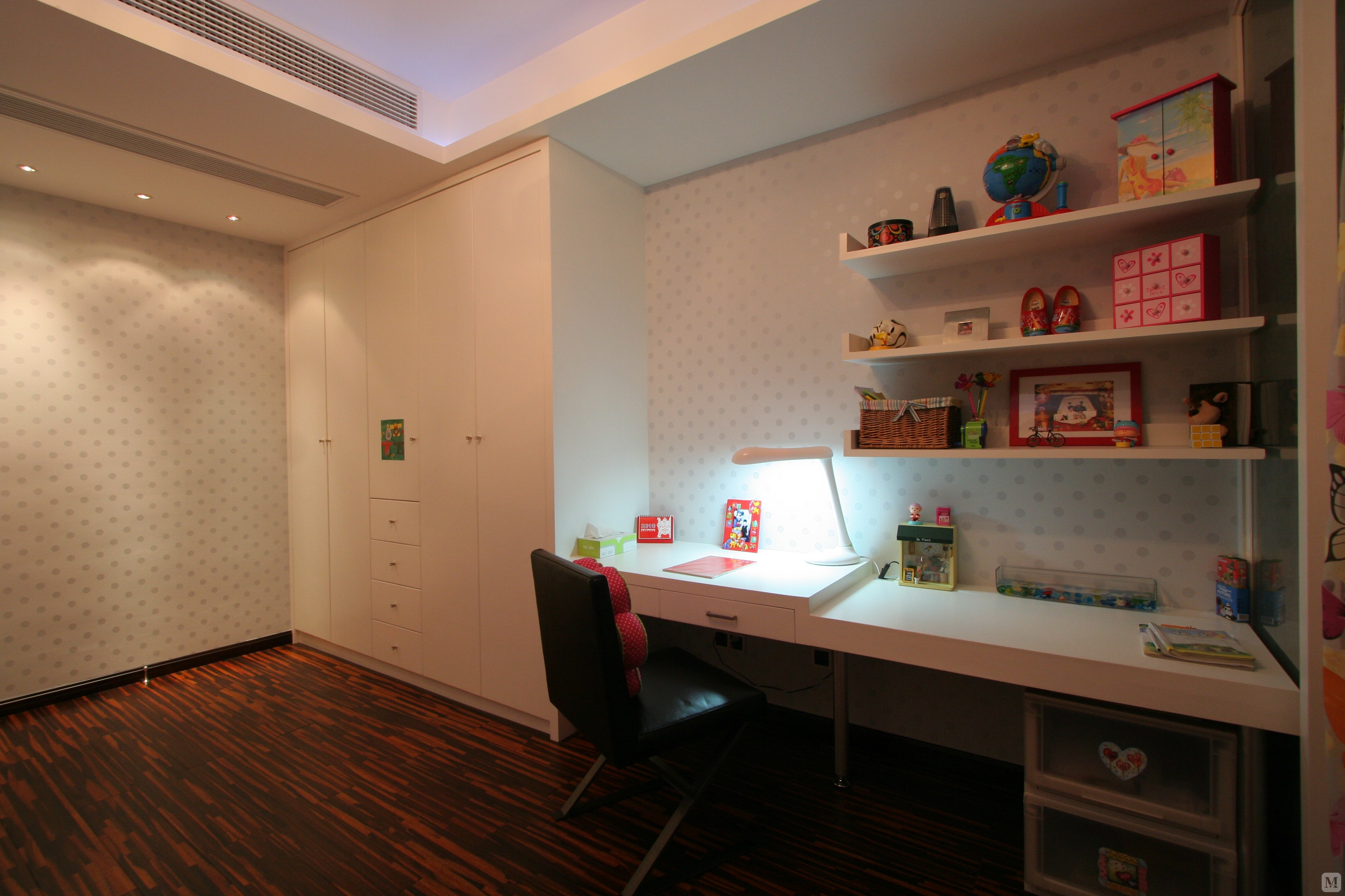 主题是营造温馨舒适的浅暖色调氛围,房 间的背景色为浅米色的壁纸和