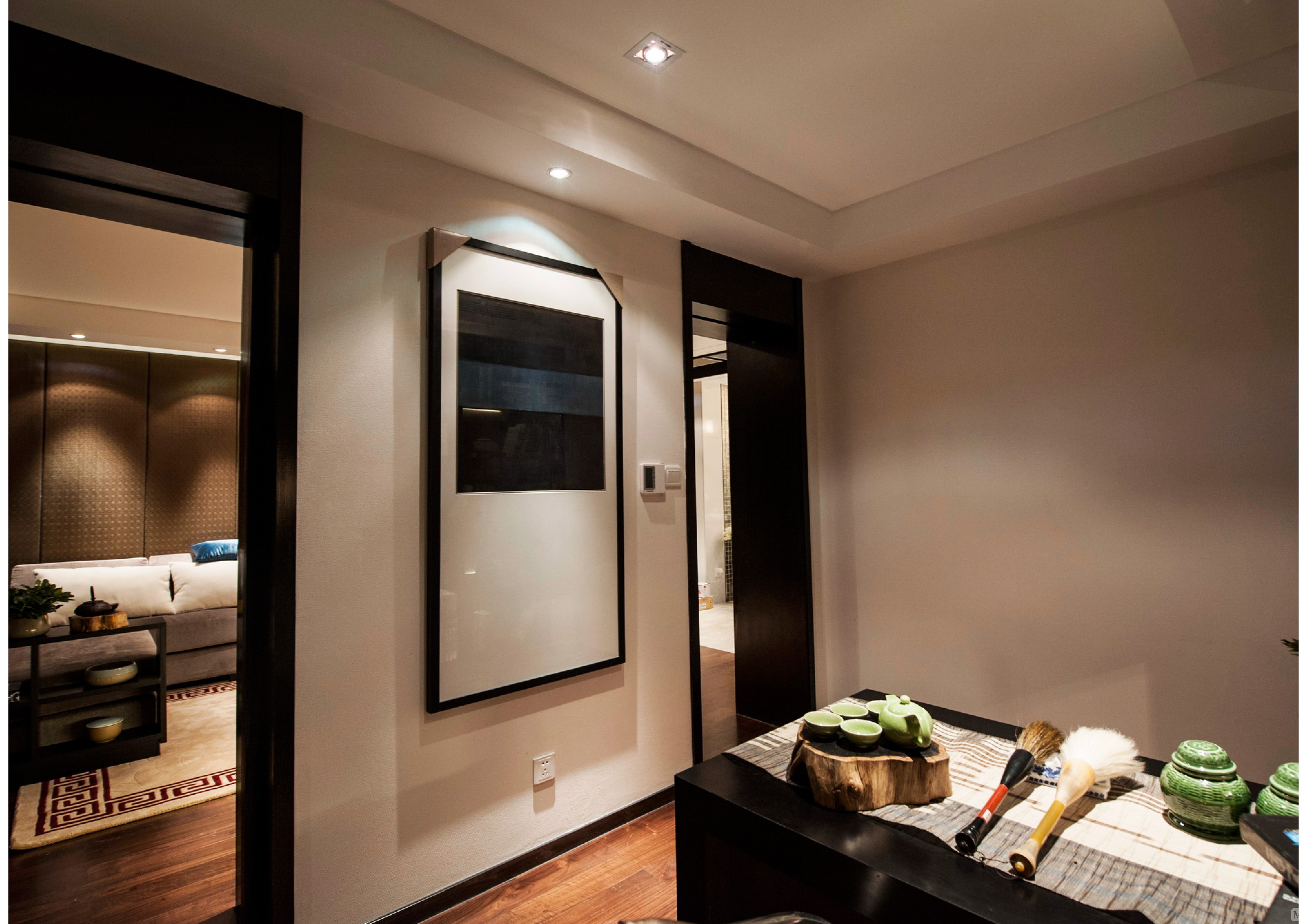 中式风格的特点是在室内布置,线形,色调以及家具,陈设的造型等方面