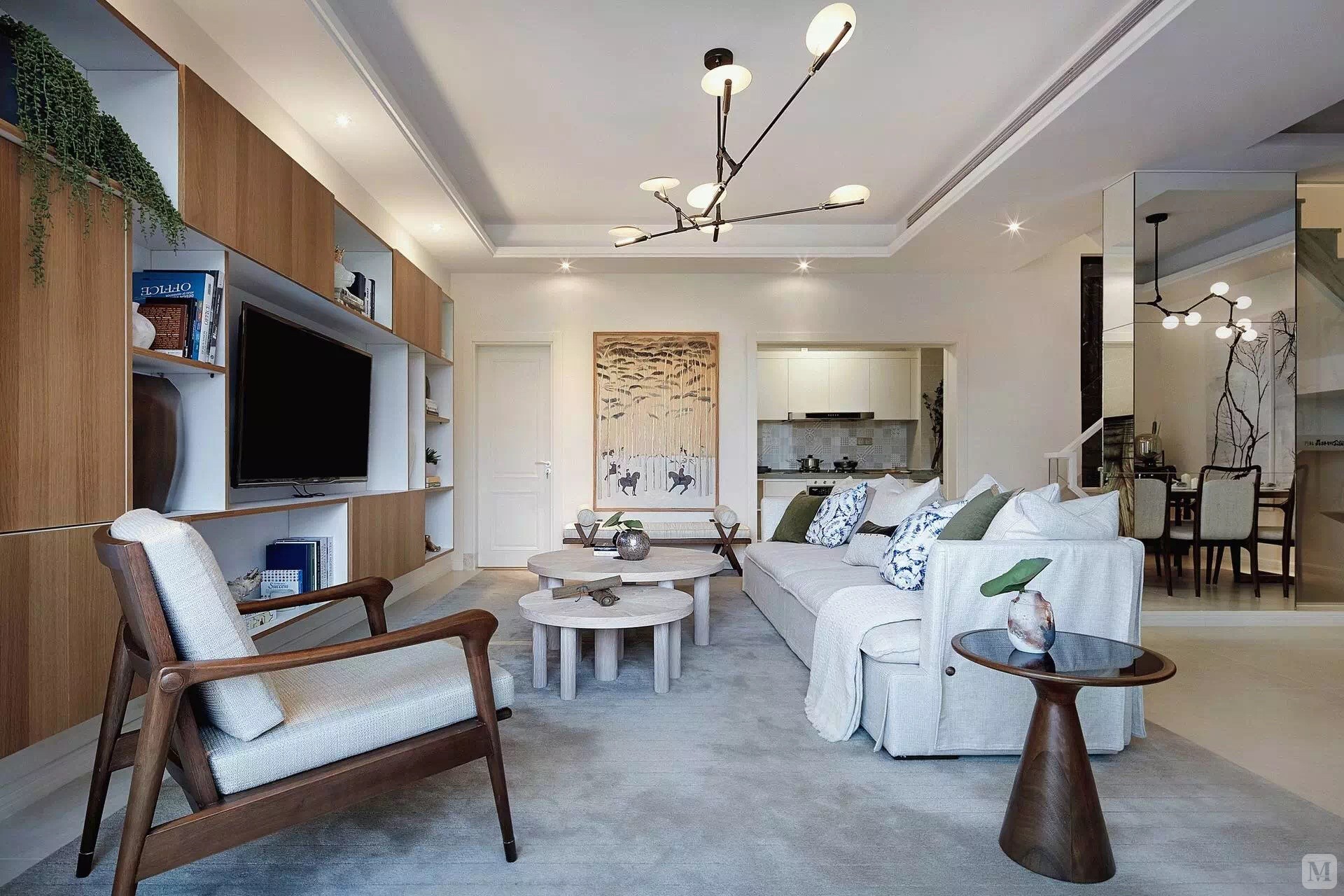 传统文化中的象征性元素,如中国结,山水字画,青花瓷,花卉,如意,瑞兽,"