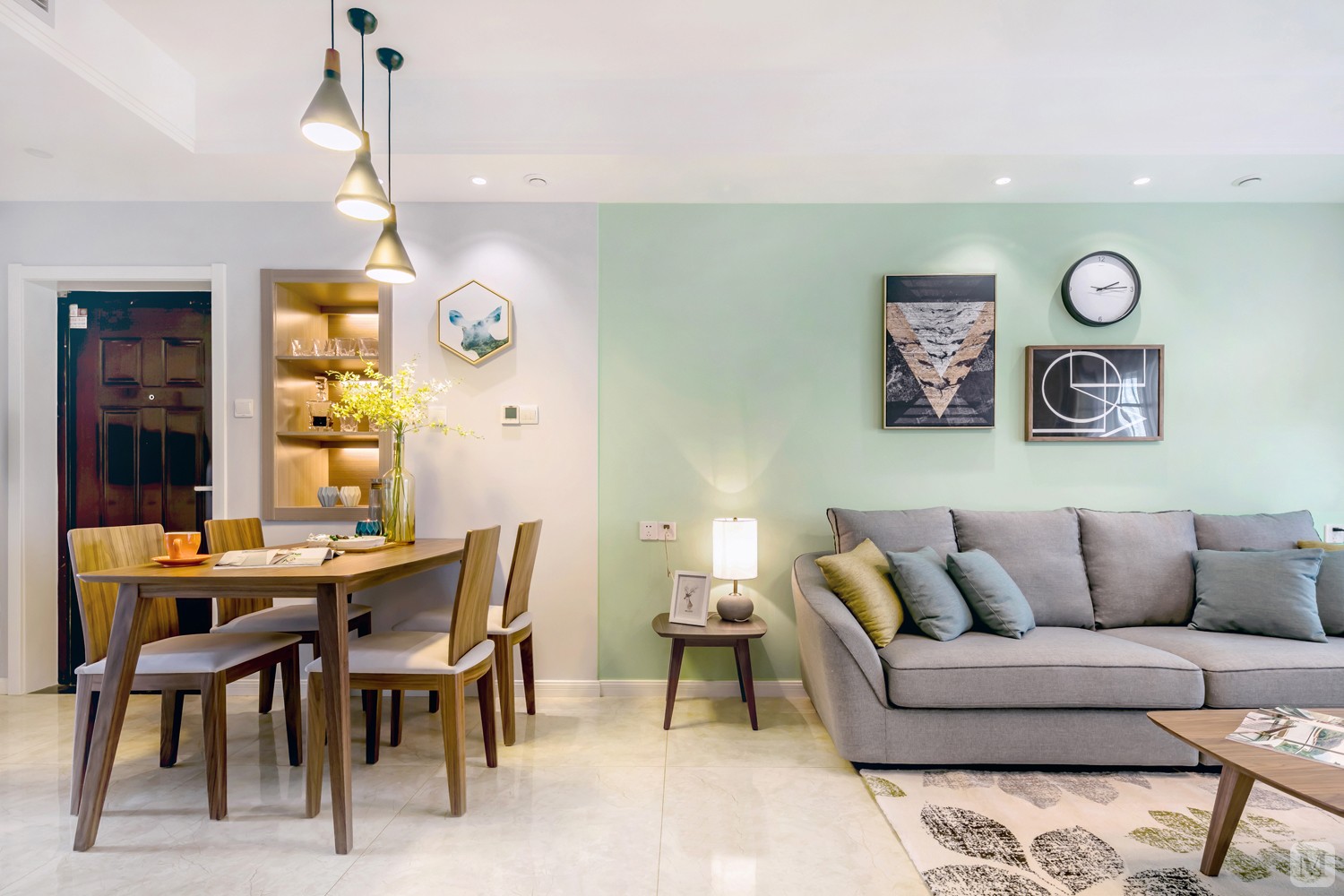 冷静的灰色与淡绿色调,给人一种清静的自然感受,仿佛拥有一片干净清纯