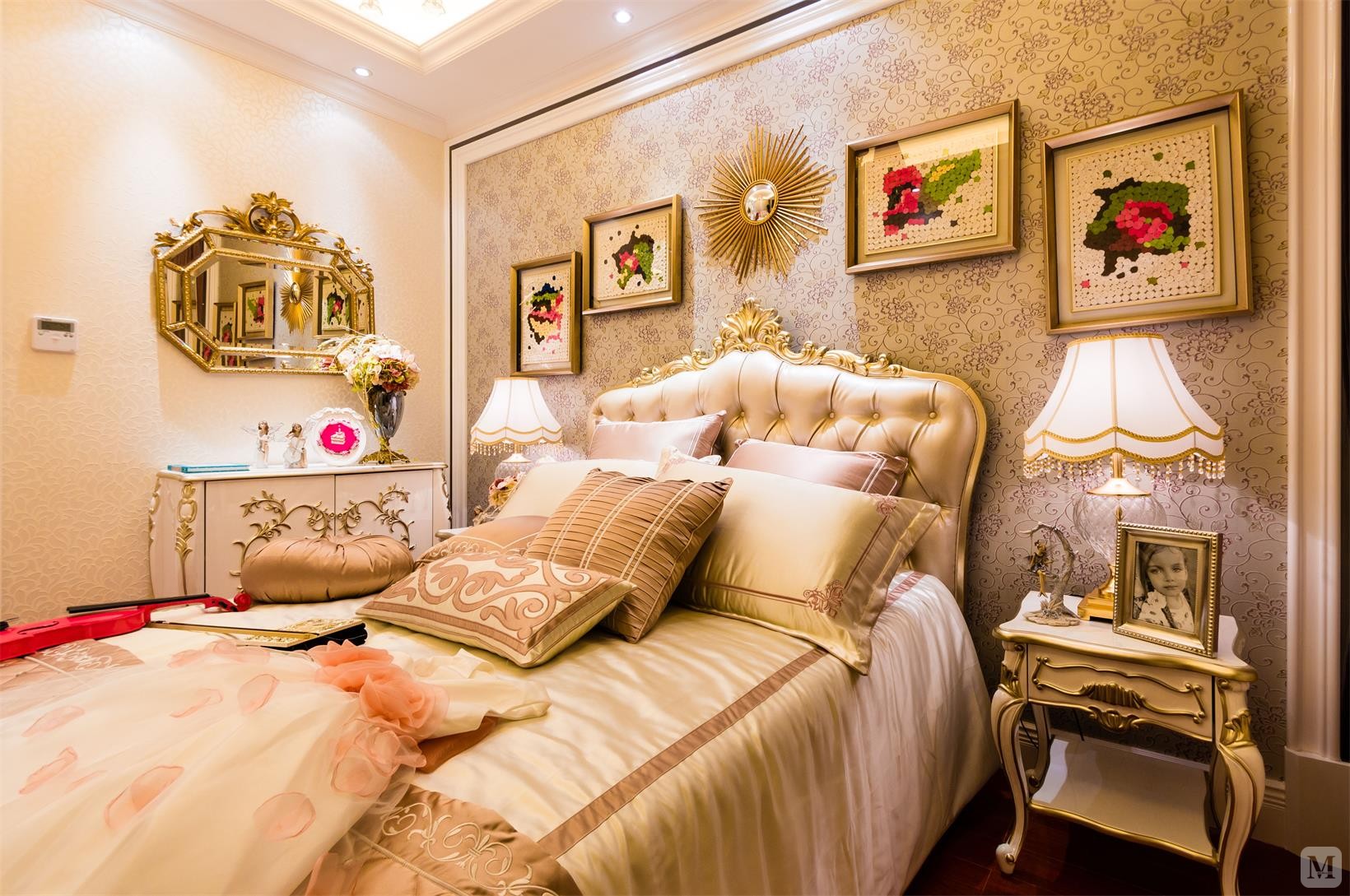 欧式风格装修的房间应选用线条繁琐,看上去比较厚重的画框,才能与之