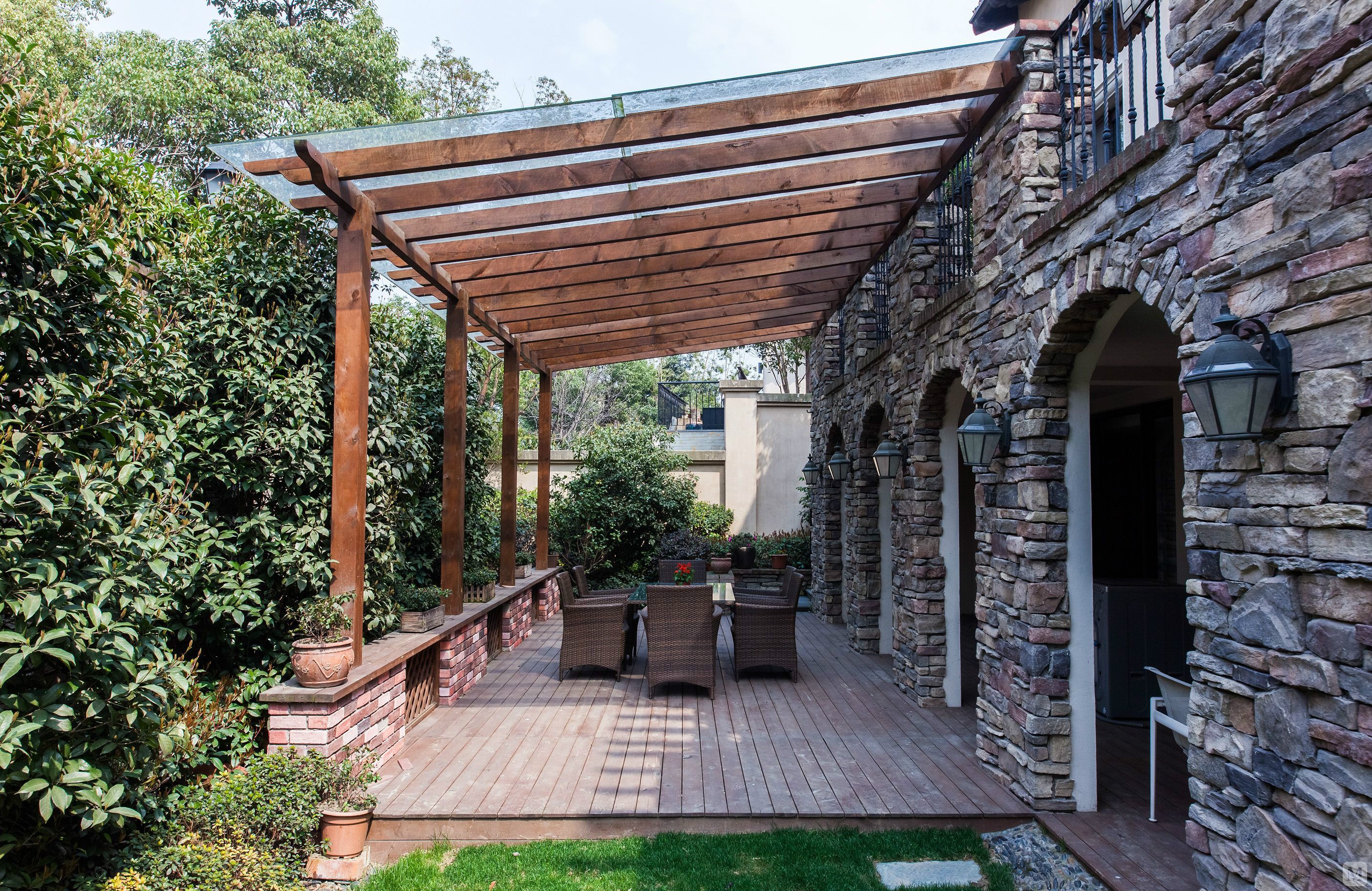 简欧风格的核心是去繁就简,留下简单的线条和几何图案.