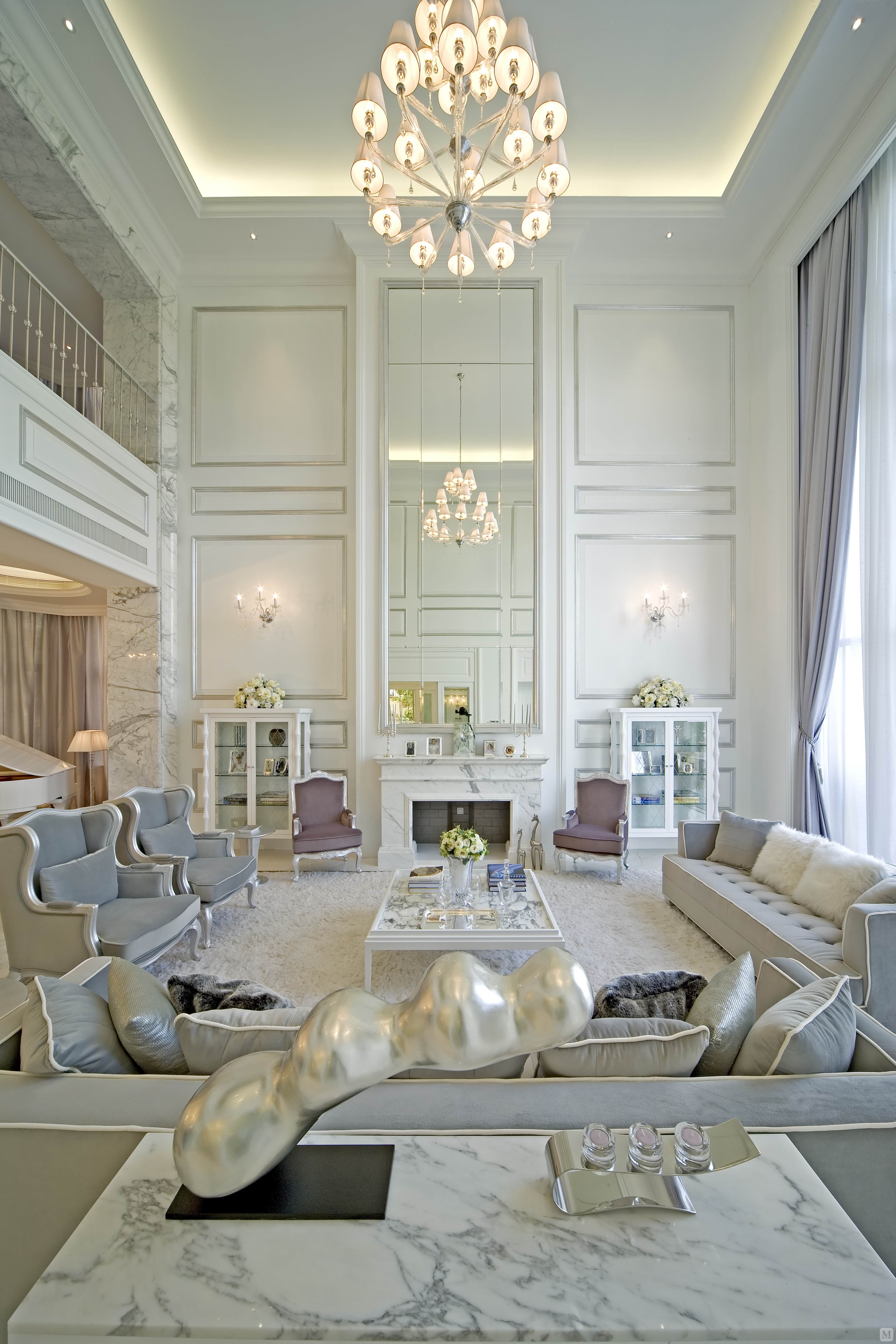 本案设计中,采用了象牙白作为空间的主色调,整个空间显得清新而时尚.