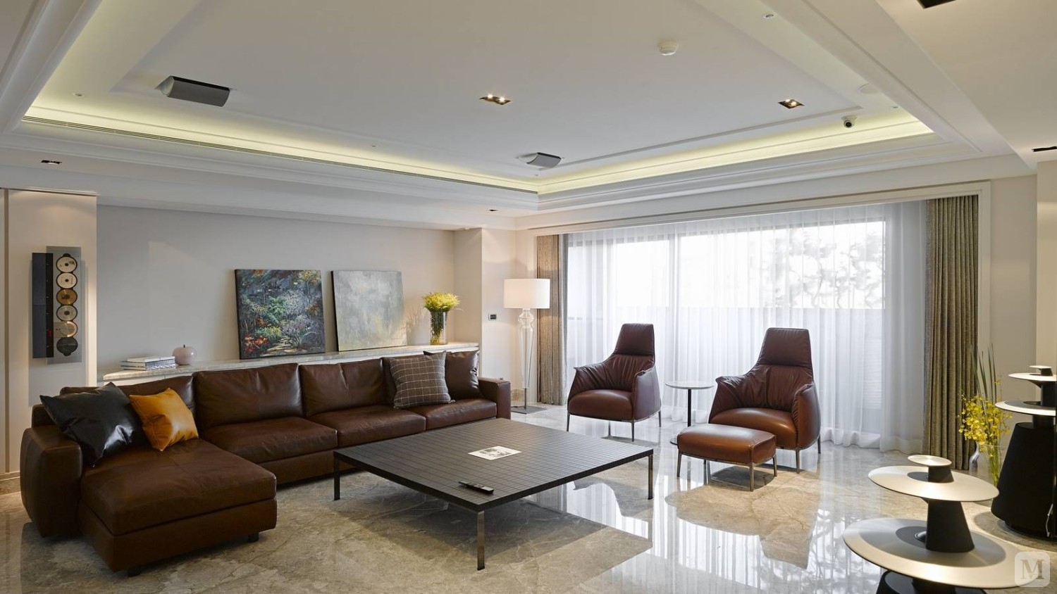 港式风格客厅布置宜简洁自然，色彩和谐，暖色沙发将客厅布置为开放式，电视墙个性的线条设计凸现客厅布置强调的时尚感。