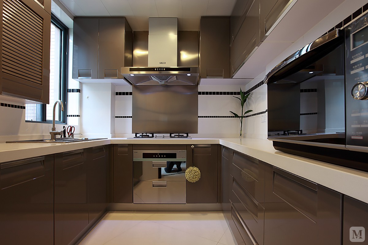 由于线条简单,装饰元素少,现代风格家具需要完美的软装配合,才能显示