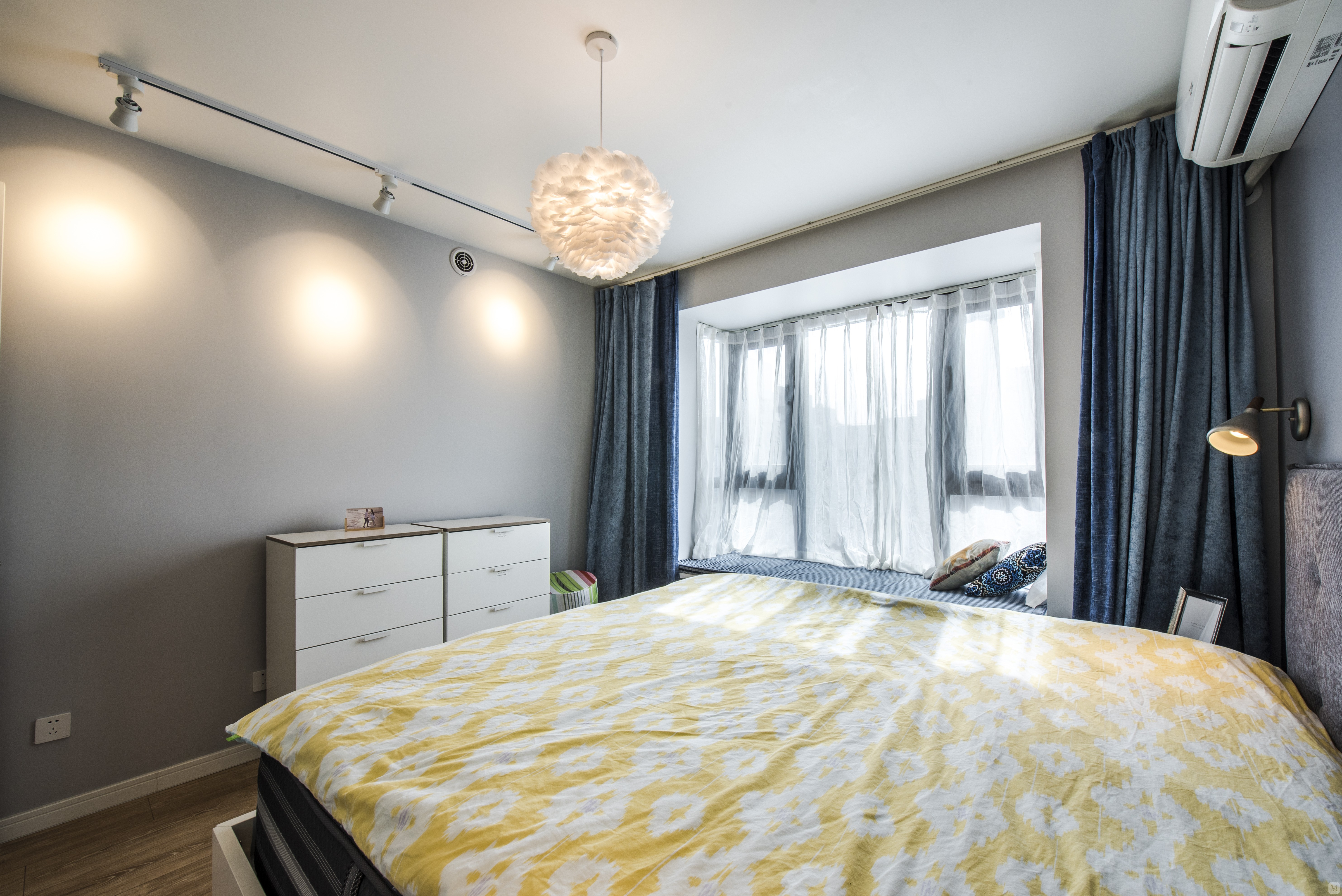 干净整洁的色调浸染于整个卧室,创造出一种宁静,舒心的氛围,能让人