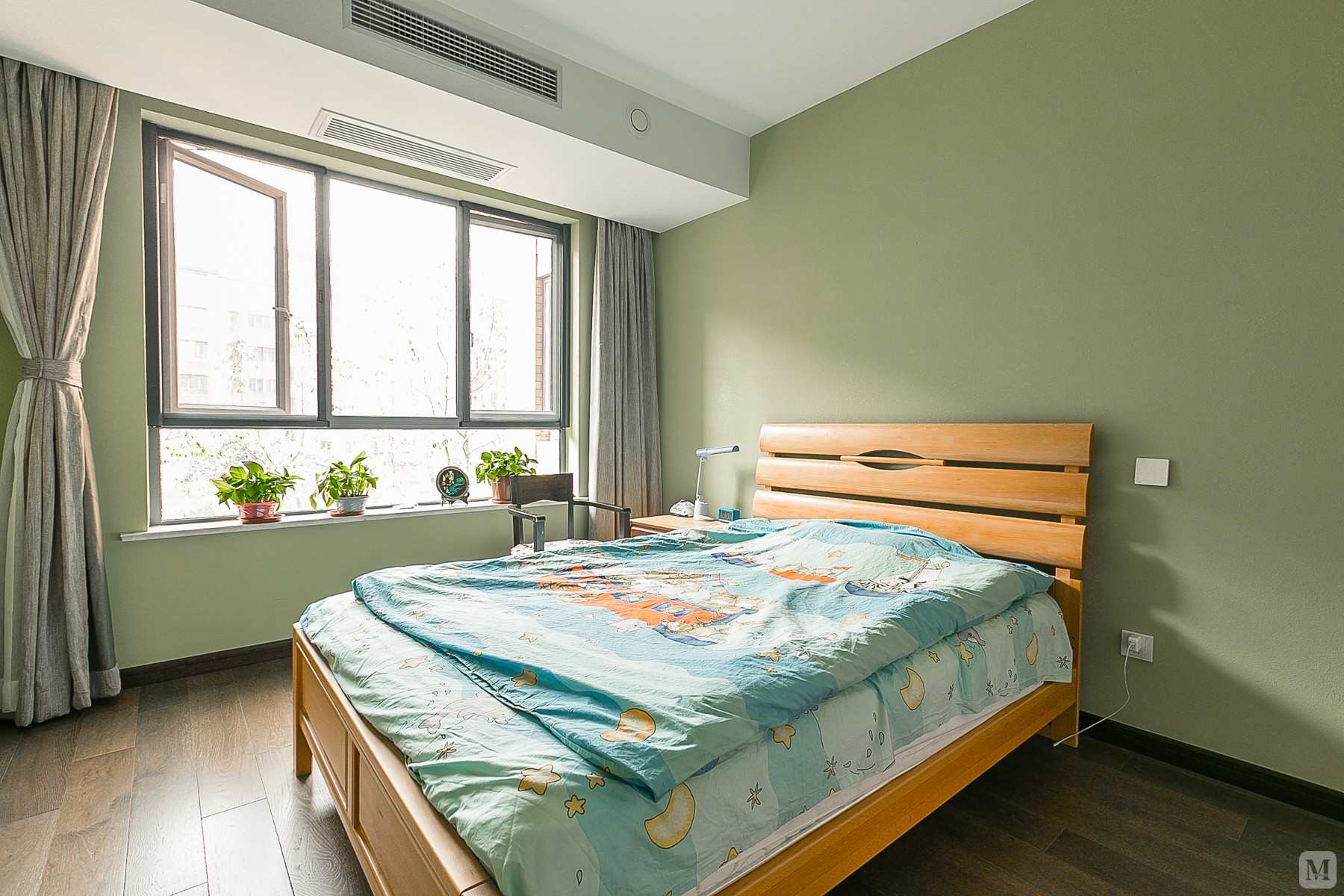 因为考虑到儿童房，环保放在了第一位，墙面选择硅藻泥，绿色作为主色调，搭配了北欧风的家具。整个儿童房十分的清新。