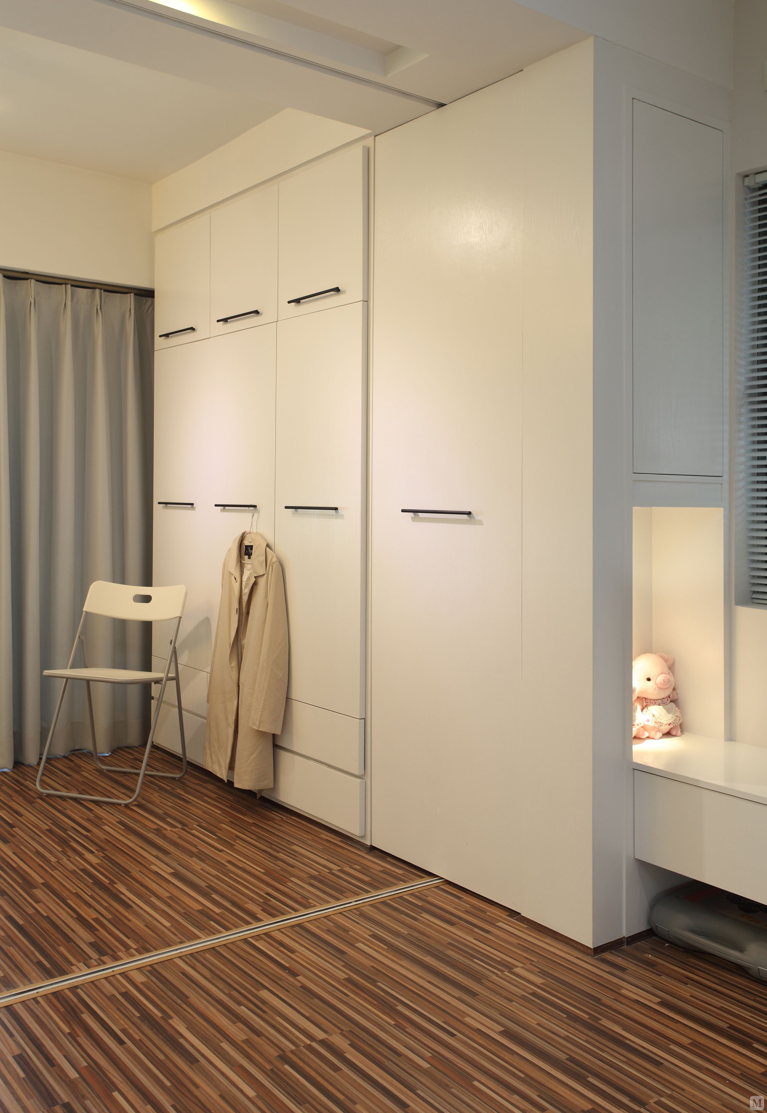 简约衣帽间储物柜装修效果图