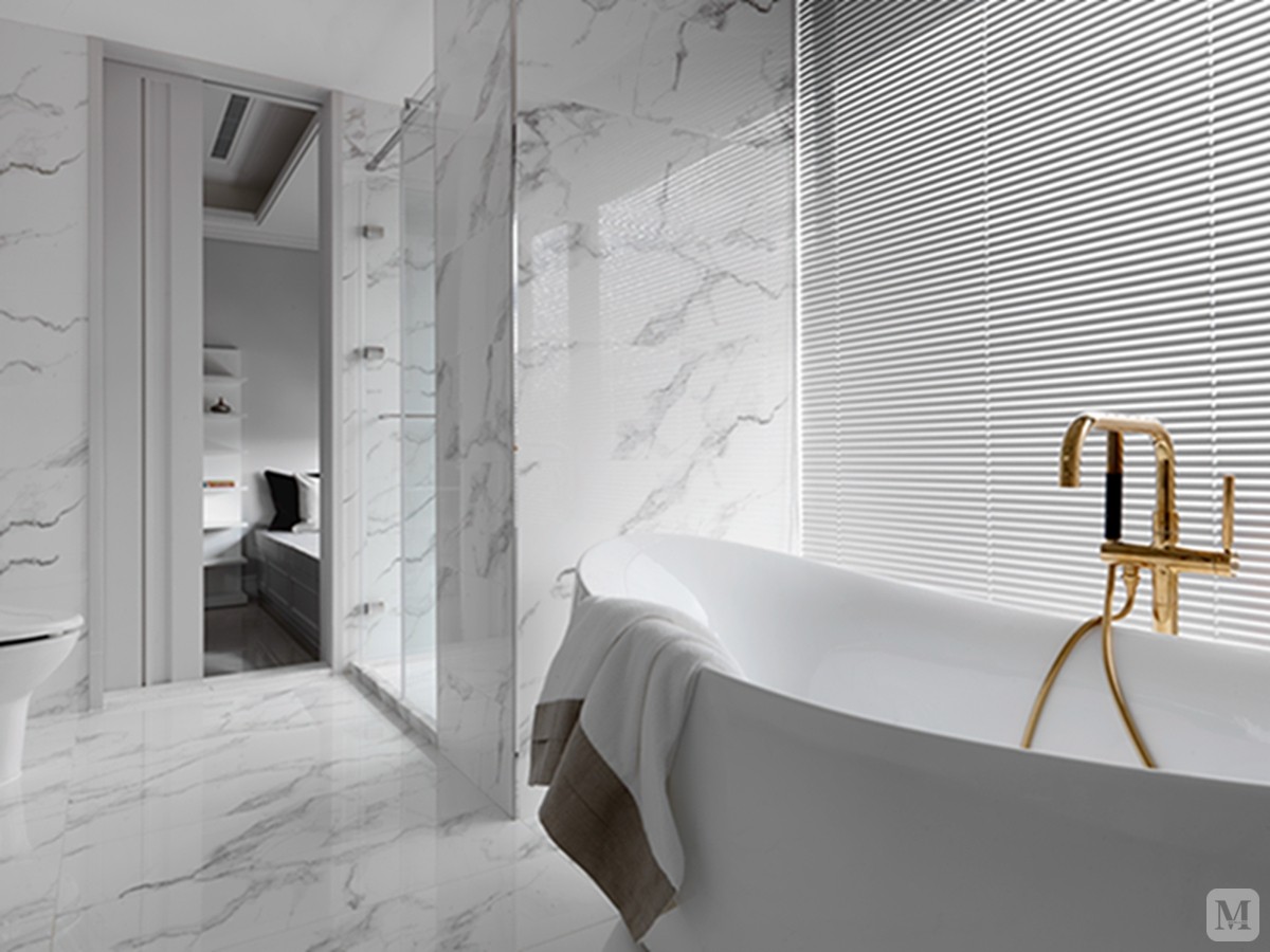 女儿房浴室延续银灰色调,宽敞的空间里仿佛置身冰雪城堡,整面的全身镜