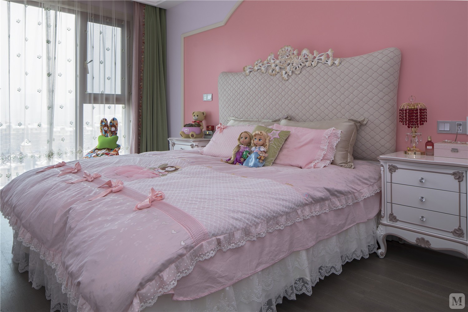 这应该是所有女孩都爱的满满粉色。连地板都是镶着施华洛世奇水晶蝴蝶的，提醒你这是可爱小公主的卧室！