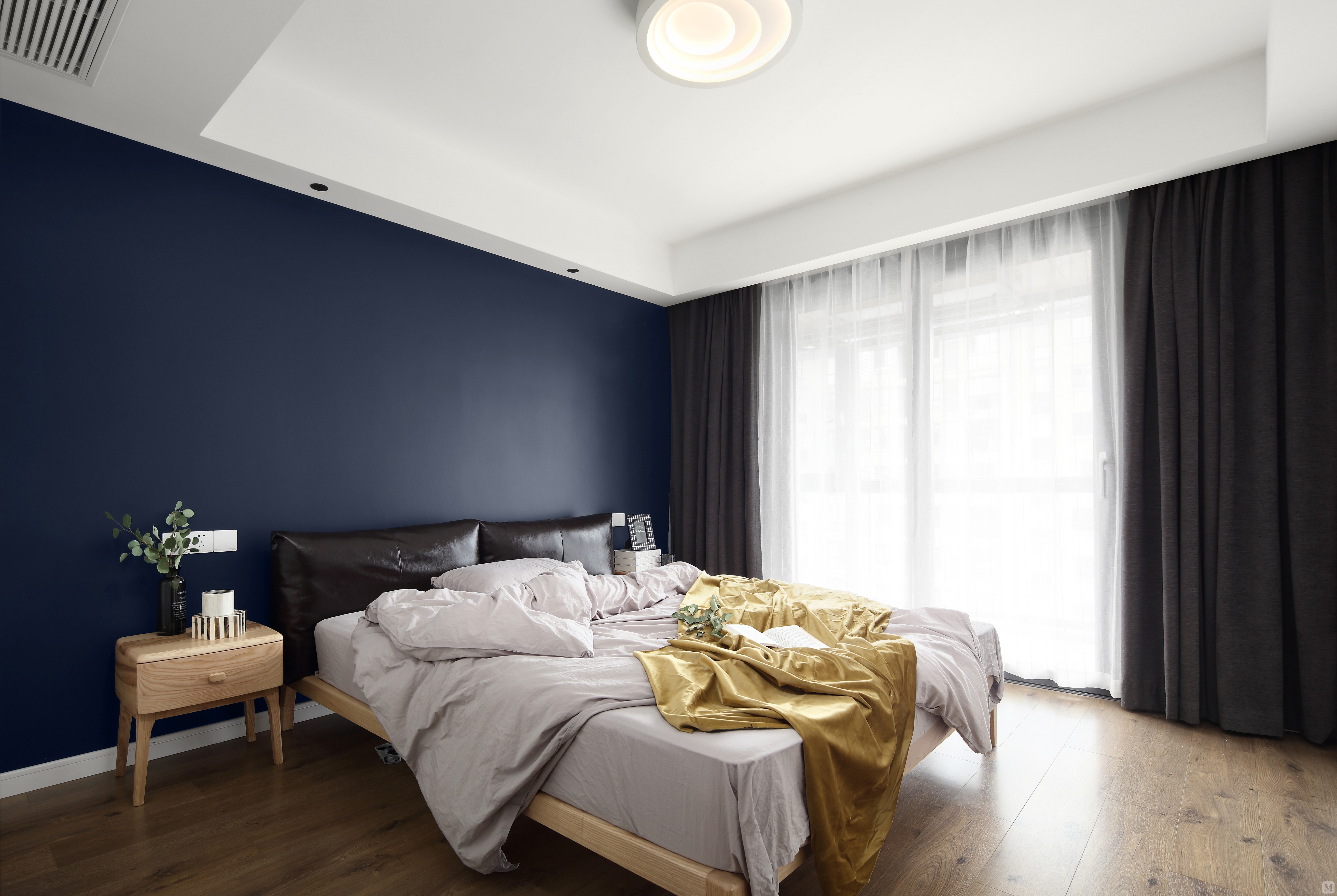 主卧室同样是没有主灯,墙上也没有多余的装饰,深色的配色能更让人放松