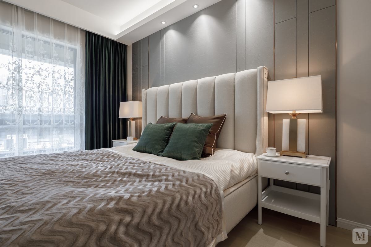 为了解决采光的难题,起居室运用富有肌理的浅米灰色墙布包围,地面满铺