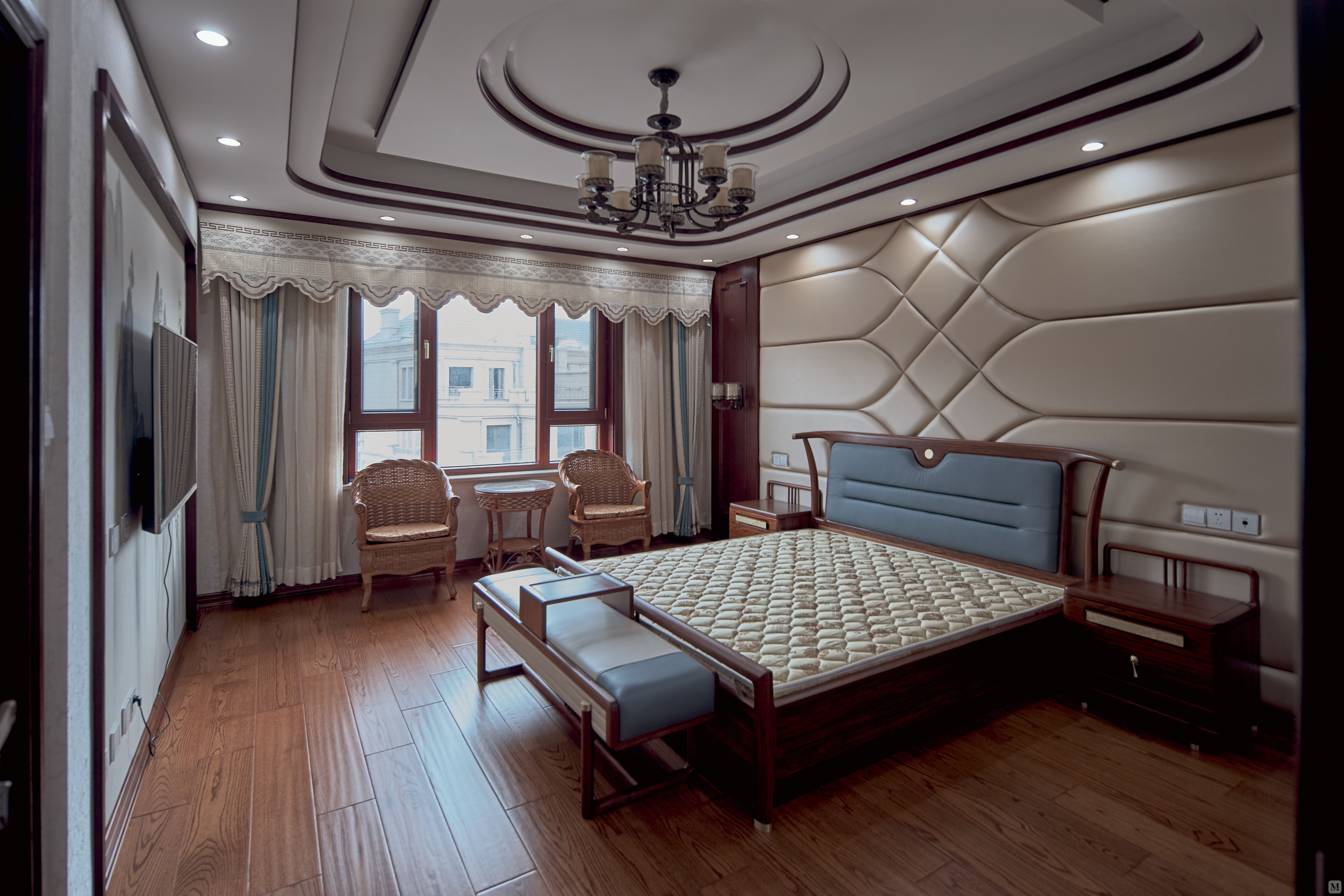 本案位于济南华山珑城,济南别墅装修,新中式风格,结构为308平方三层联