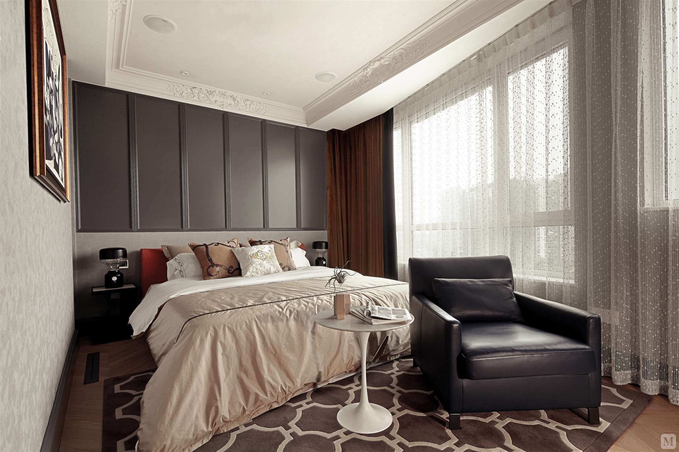 卧室床头背景墙，让这个空间更好的展现出绅士的高雅品格。
猛一看上去大气舒服，其实细看是很多细节的到位，灰色+米色+橙色，是最佳的组合。