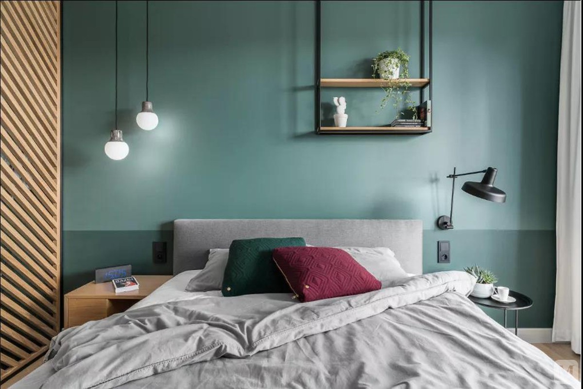 主卧床头墙以一深一浅的绿色营造层次，同时以非对称的家具布置，提升了整体空间的活跃度。木质屏风后是步入式的衣帽间。